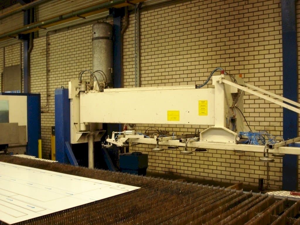 Koneen  TRUMPF Loadmaster etunäkymä