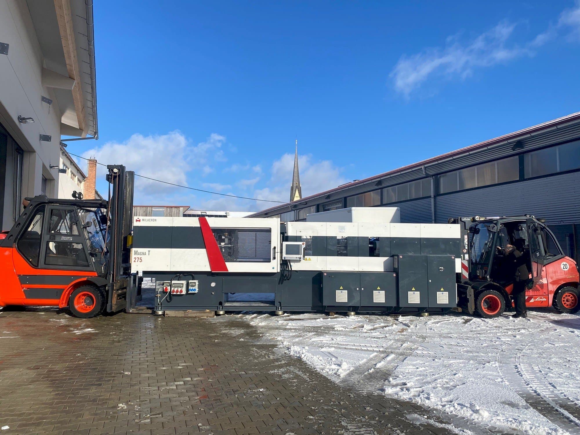 Koneen  Milacron Magna T (MTs) - 275 etunäkymä