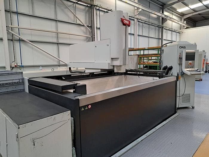 Koneen  ONA QX8 B1 L etunäkymä