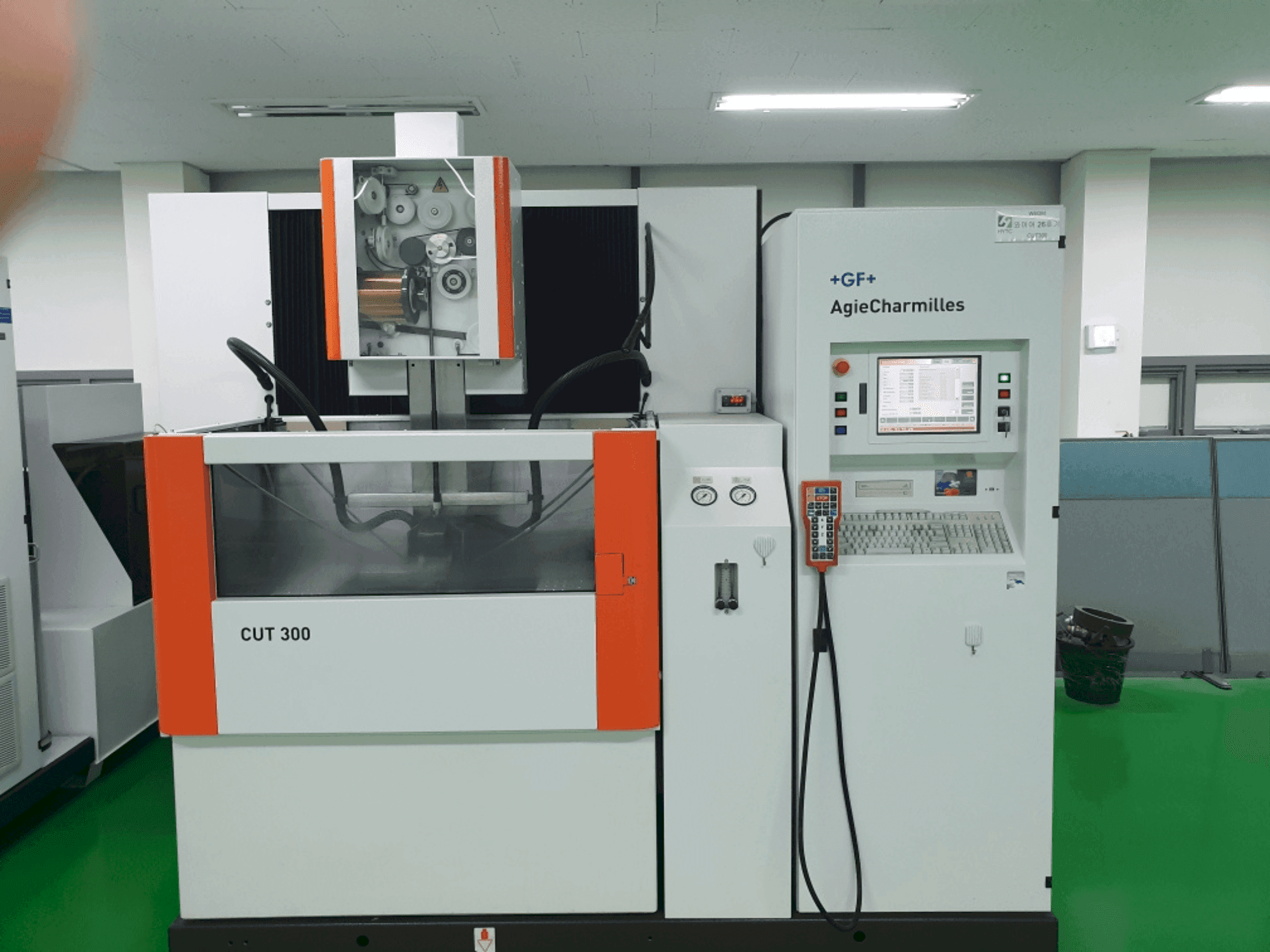 Koneen  AGIE CUT 300 etunäkymä