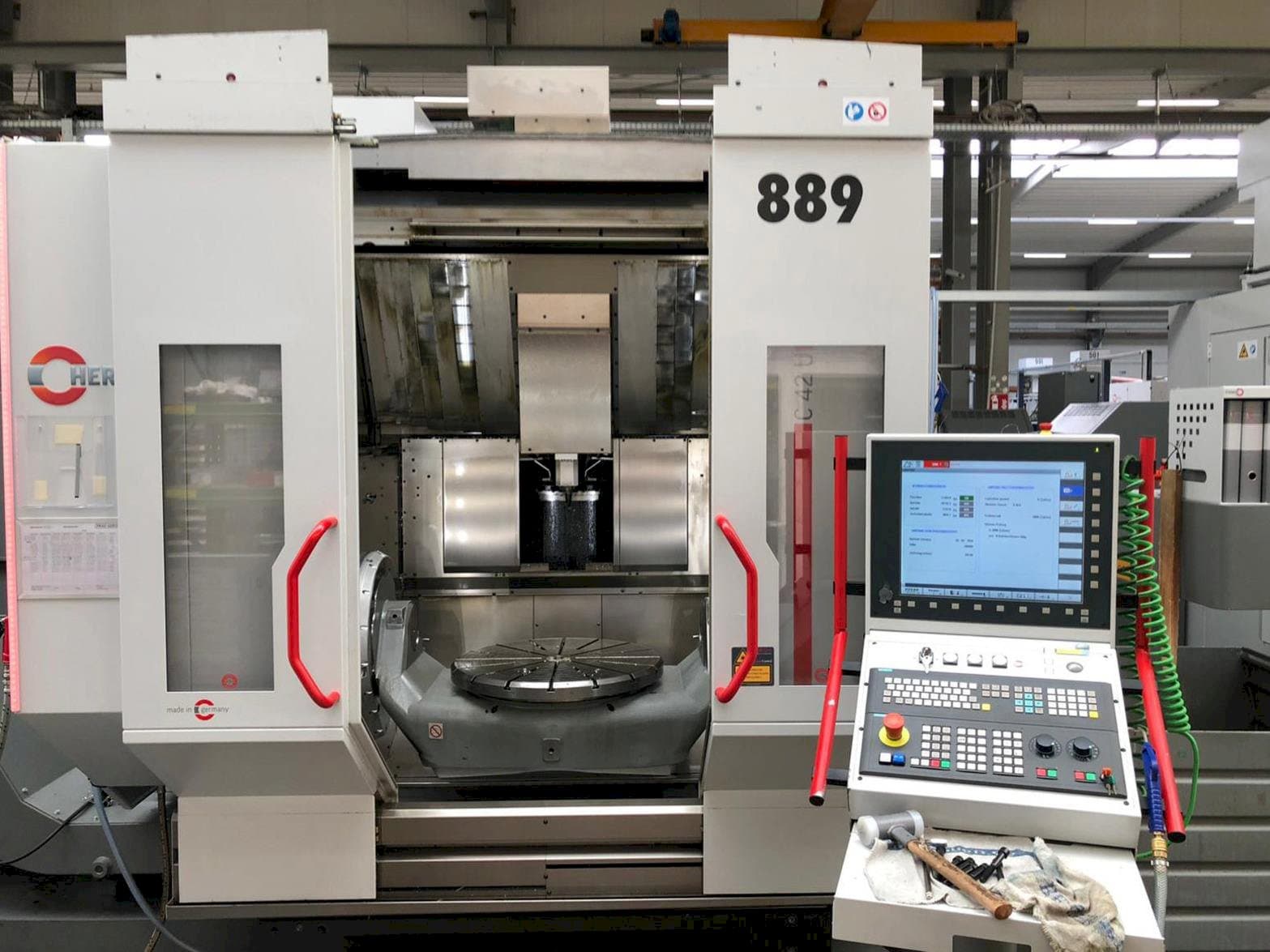 Koneen  HERMLE C42U MT etunäkymä