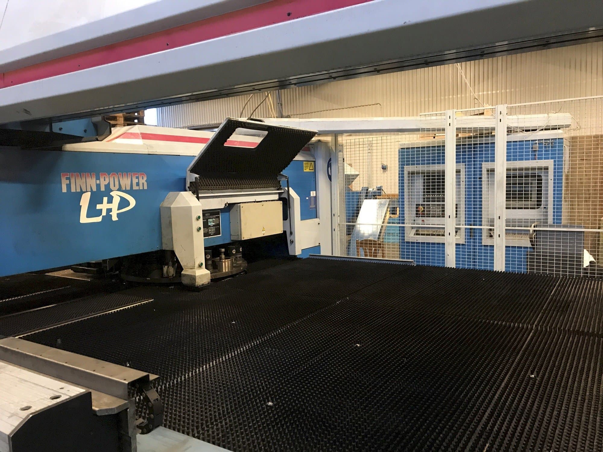 Koneen  Finn-Power LP6 etunäkymä