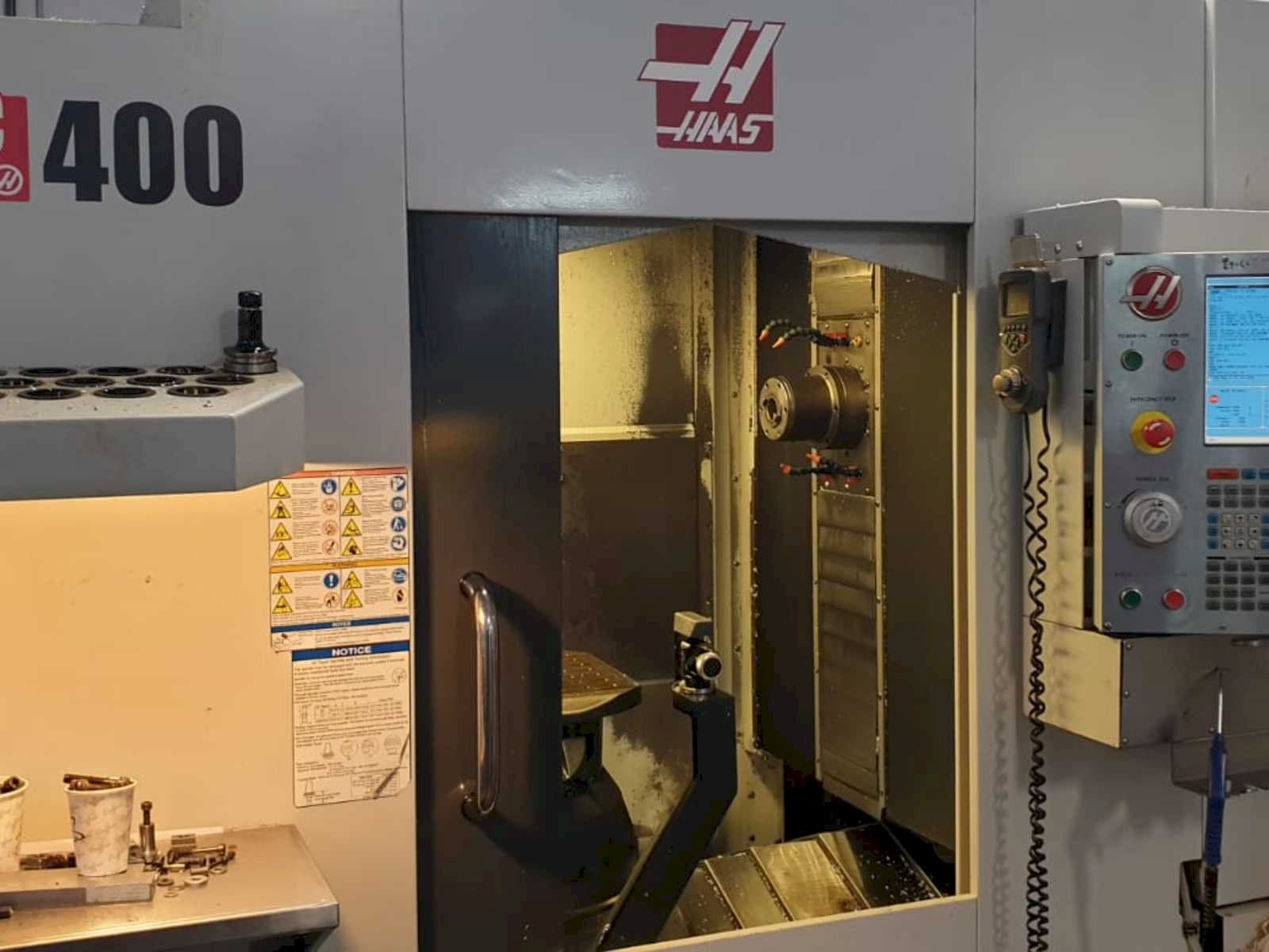 Koneen  HAAS EC400 etunäkymä