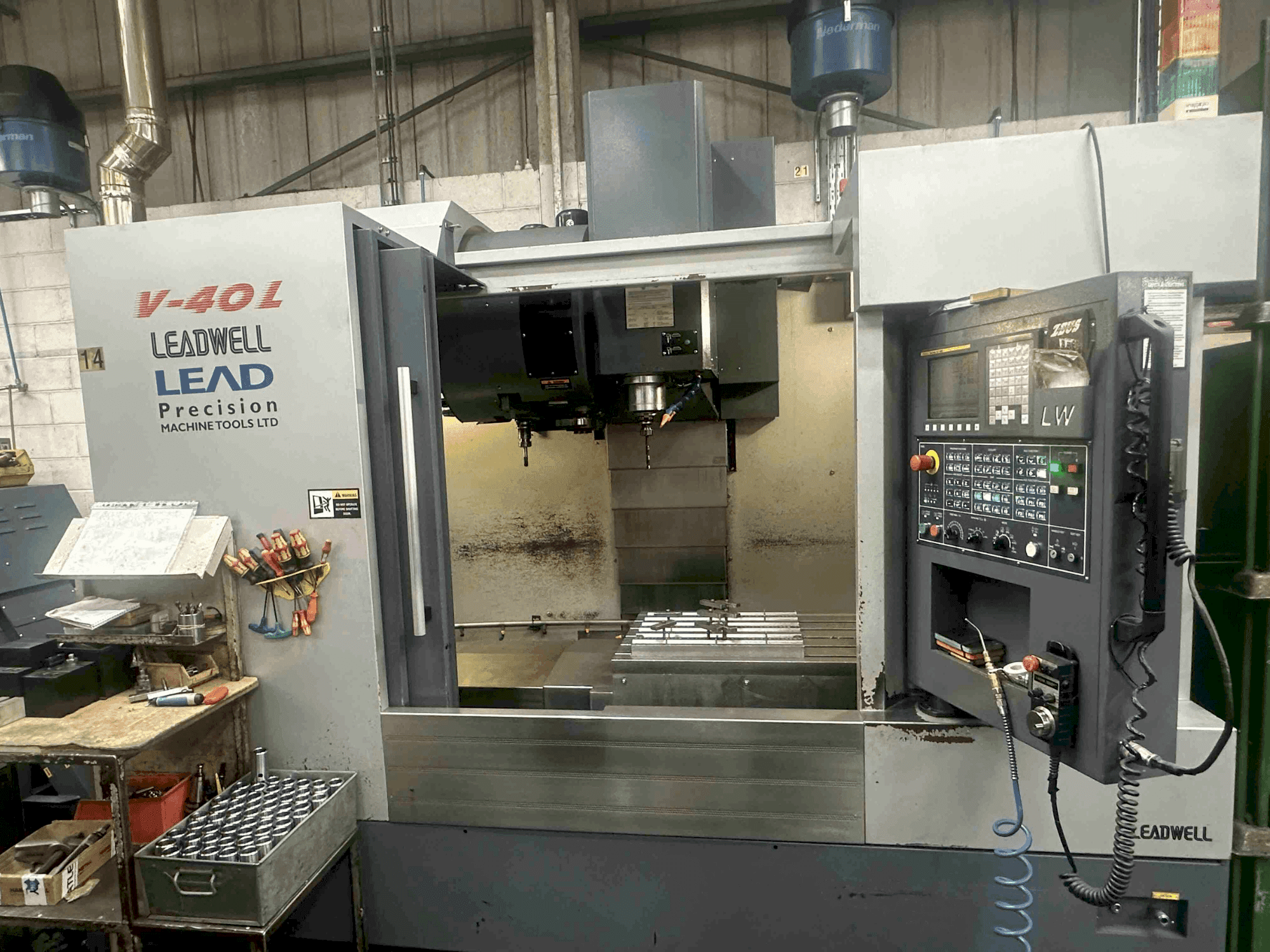 Koneen  Leadwell V-40L etunäkymä