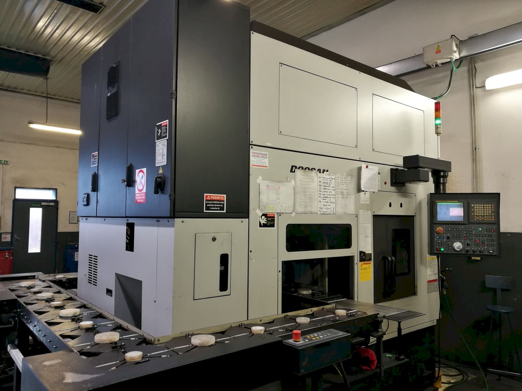 Koneen  Doosan Puma Inverturn 3000M etunäkymä