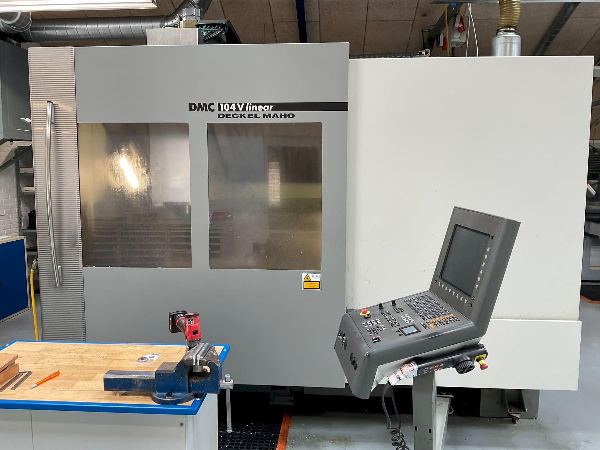 Koneen  DMG MORI DMC 104V linear etunäkymä