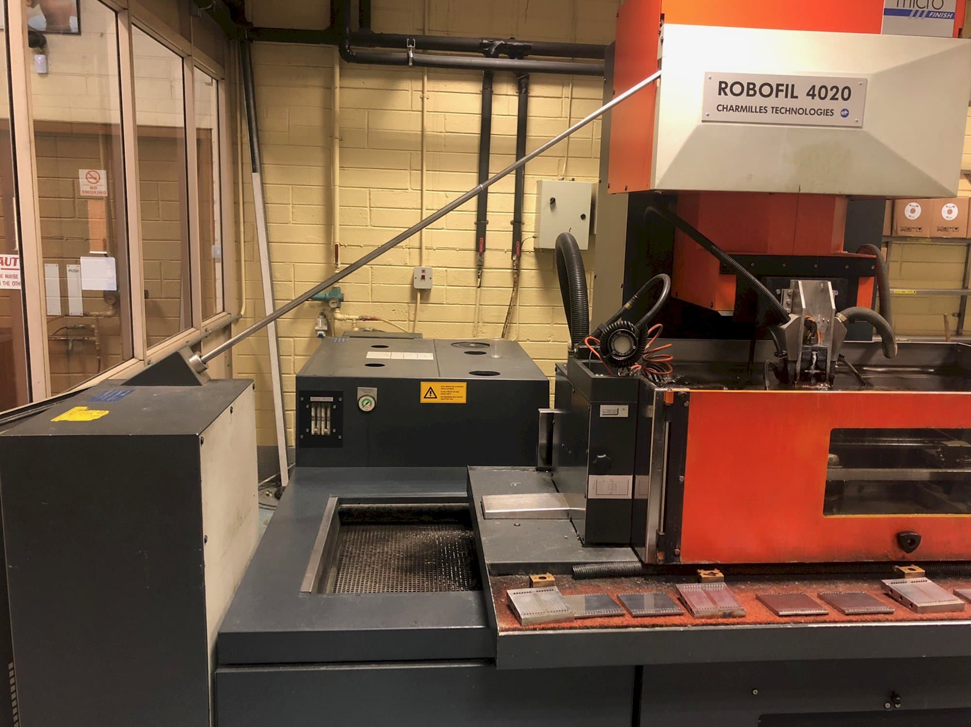 Koneen  CHARMILLES etunäkymä ROBOFIL 4020