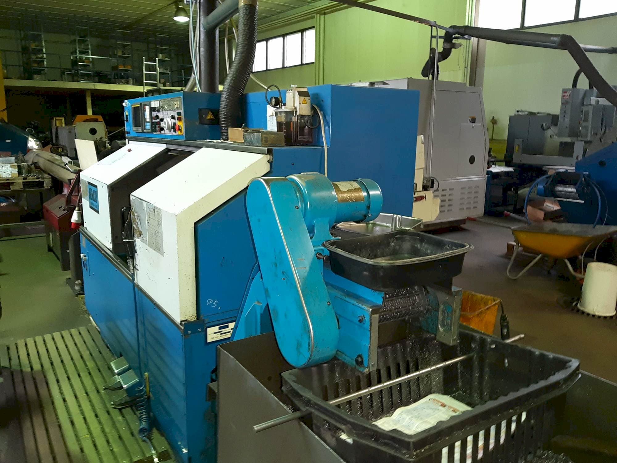 Koneen  FEMCO Durga 25E etunäkymä