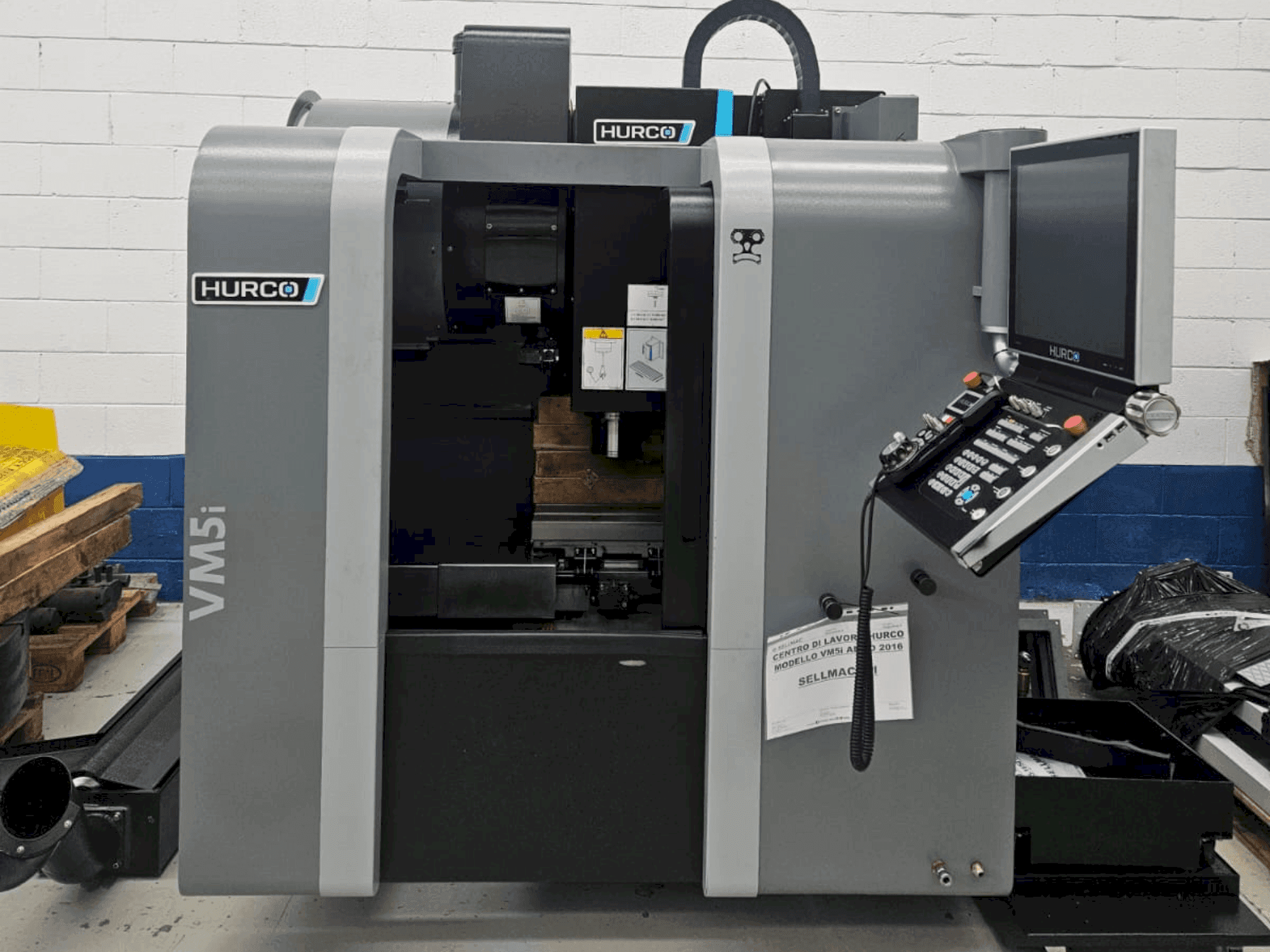 Koneen  Hurco VM5i etunäkymä
