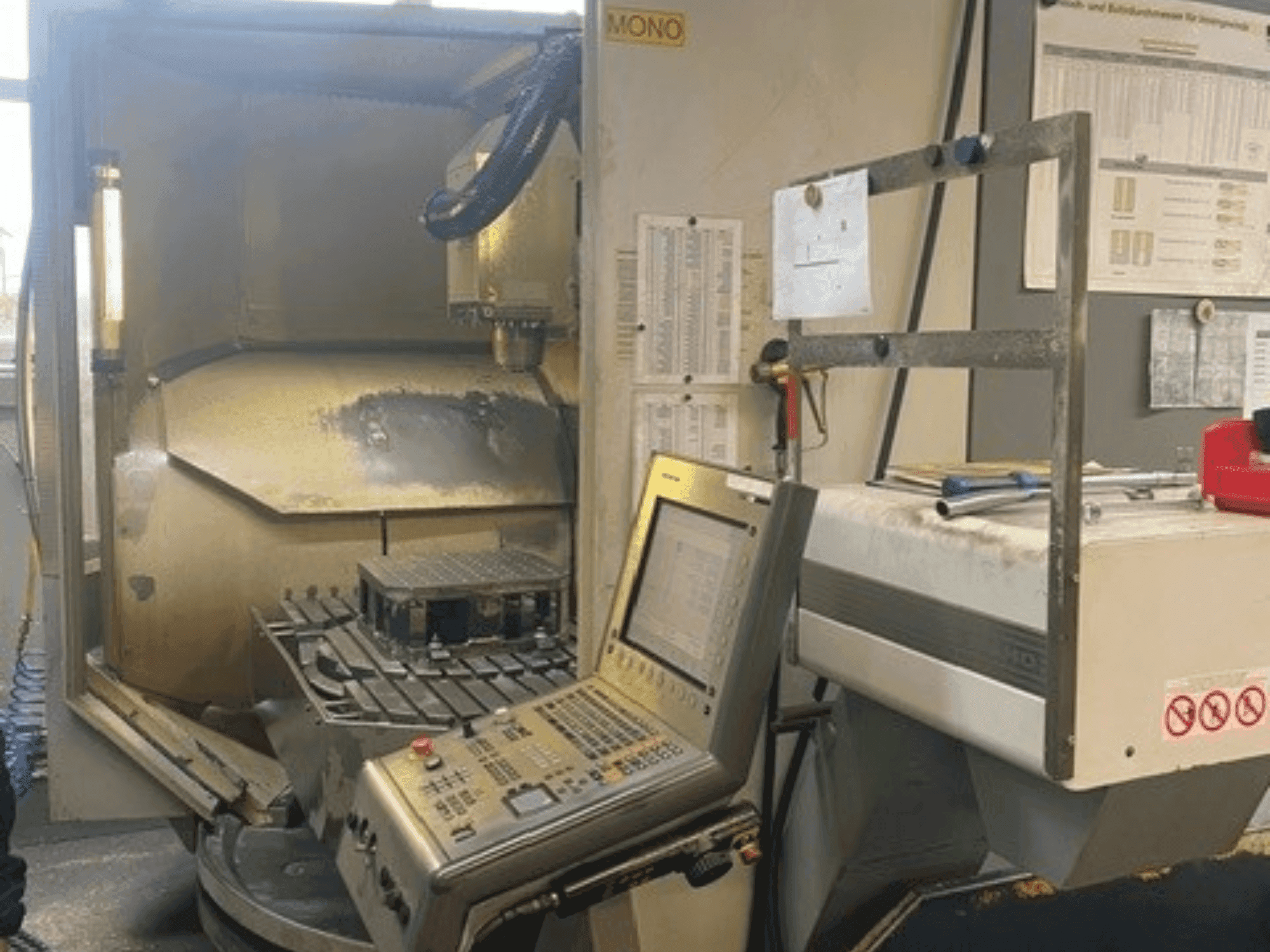 Koneen  DECKEL MAHO DMU 80 monoBLOCK simultan etunäkymä