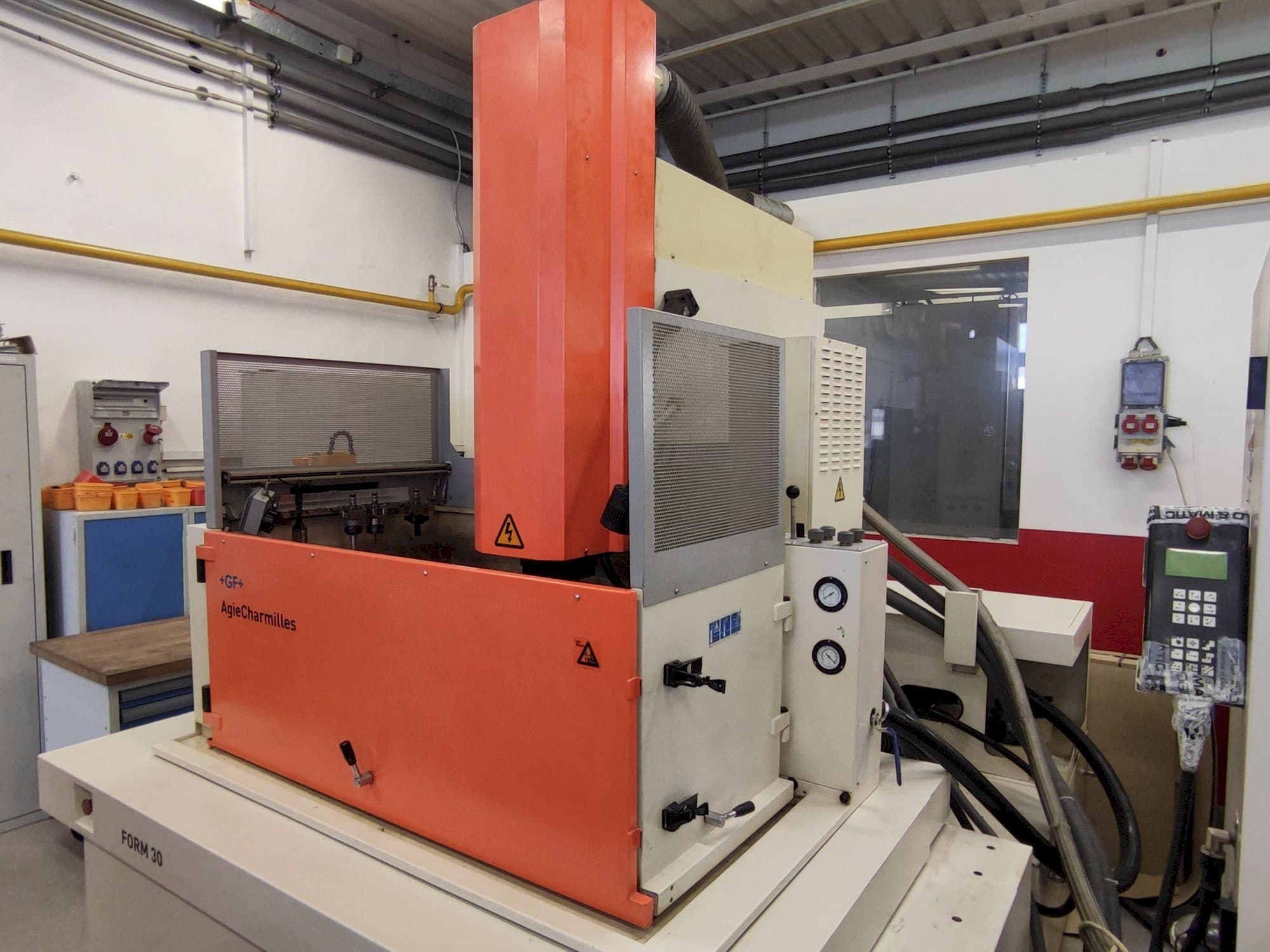 Koneen  AgieCharmilles FORM 30 etunäkymä