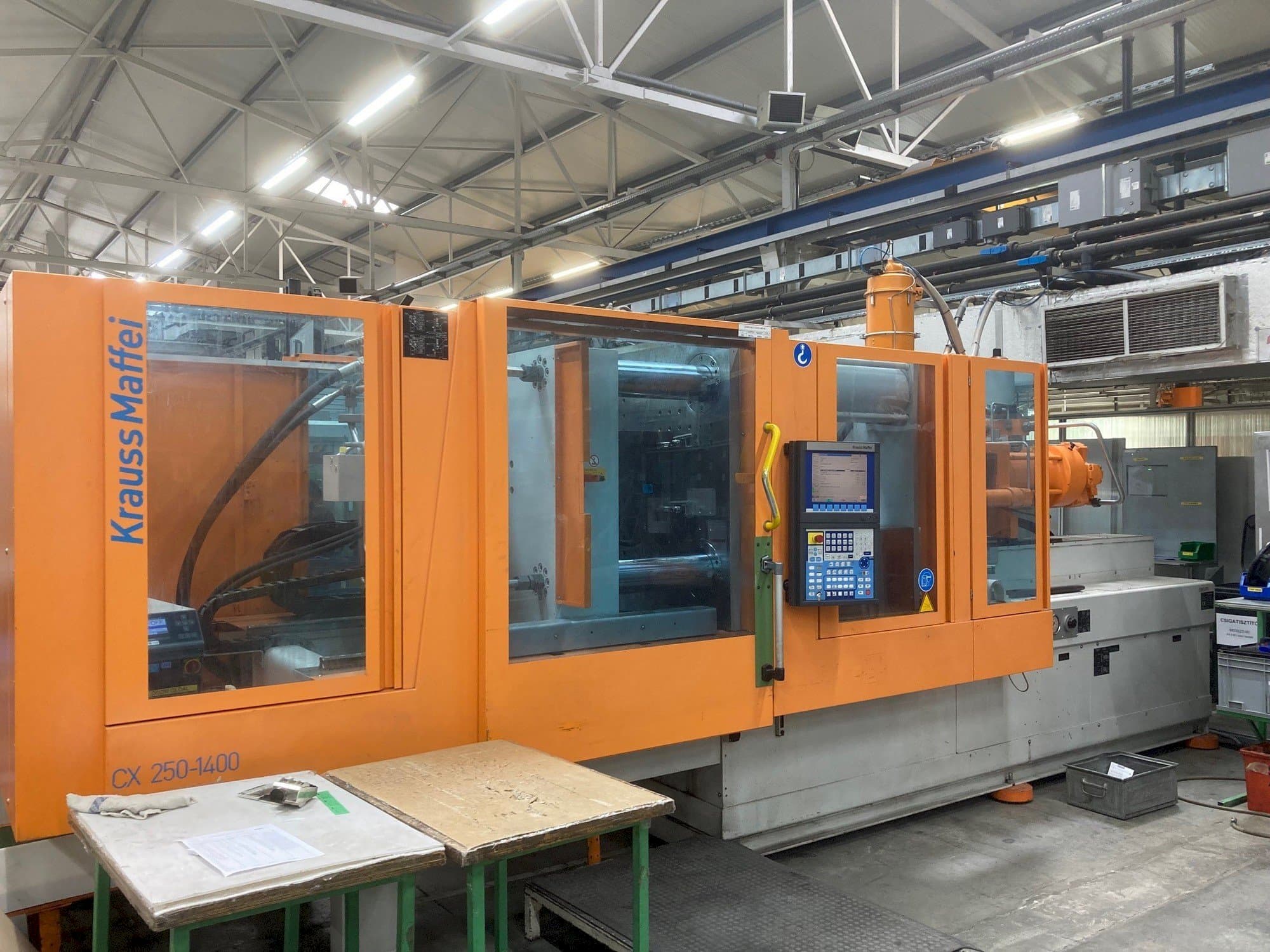Koneen Krauss Maffei KM 250-400 CX etunäkymä