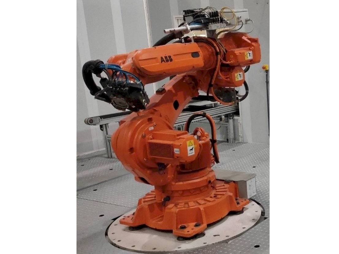 Koneen  ABB IRB 6620-150/2.2 etunäkymä