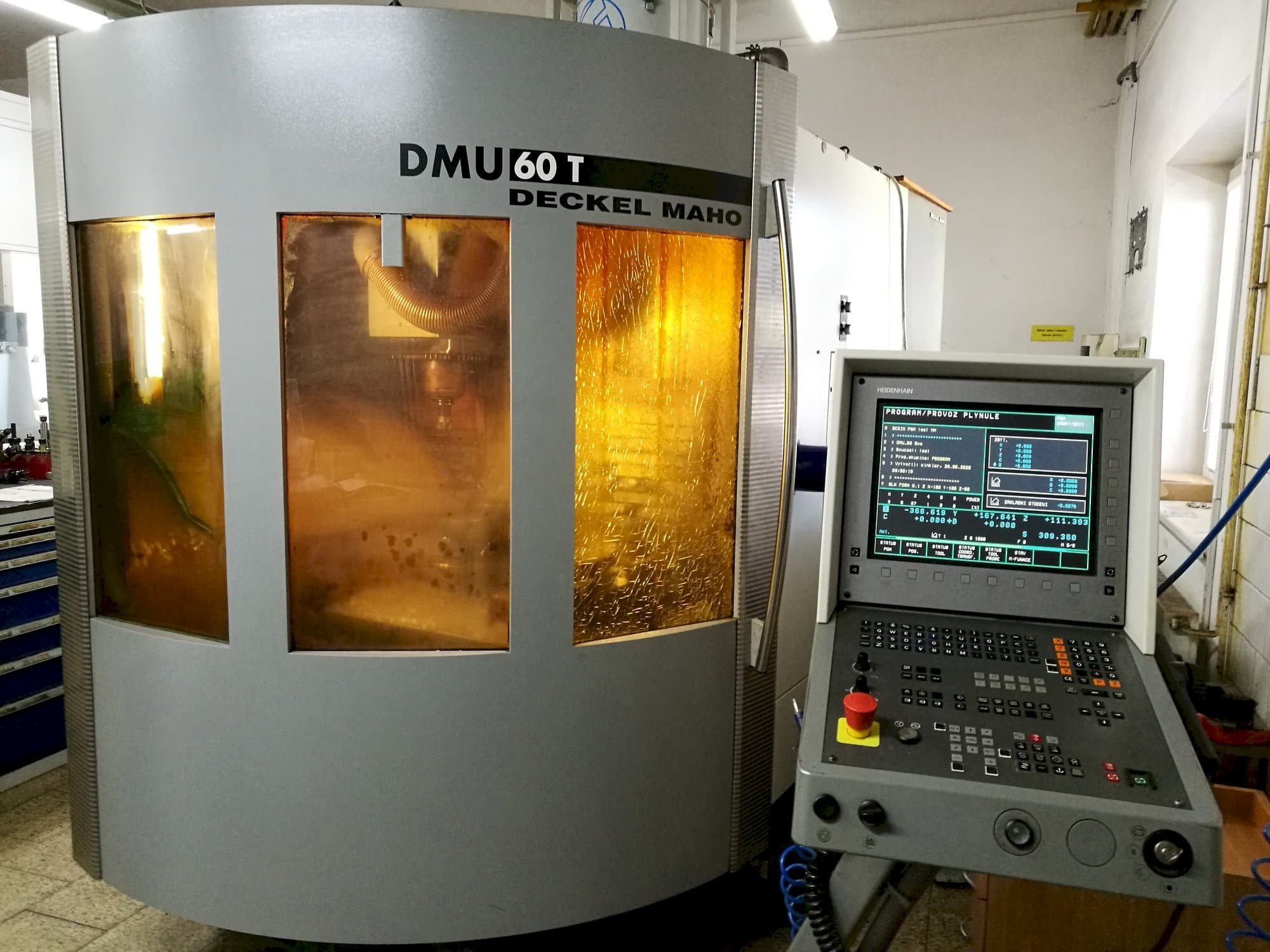 Koneen  DECKEL MAHO DMU 60T etunäkymä