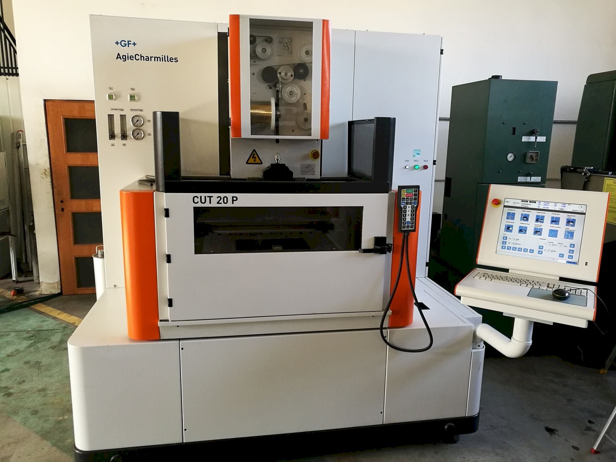 Koneen  AgieCharmilles CUT 20 P etunäkymä