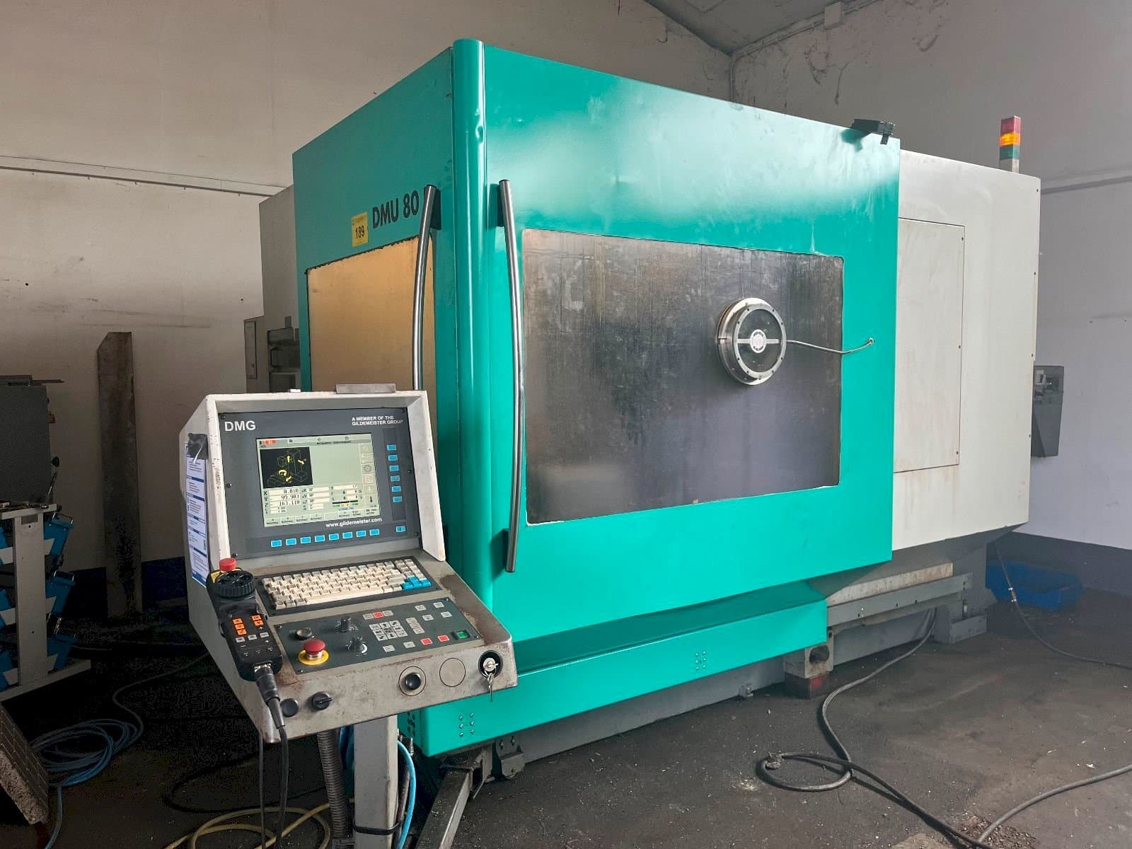 Koneen  DMG Deckel Maho DMU 80 P etunäkymä