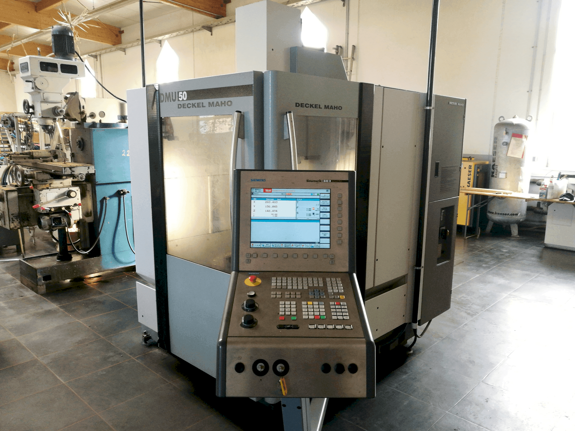 Koneen  DECKEL MAHO DMU 50 etunäkymä