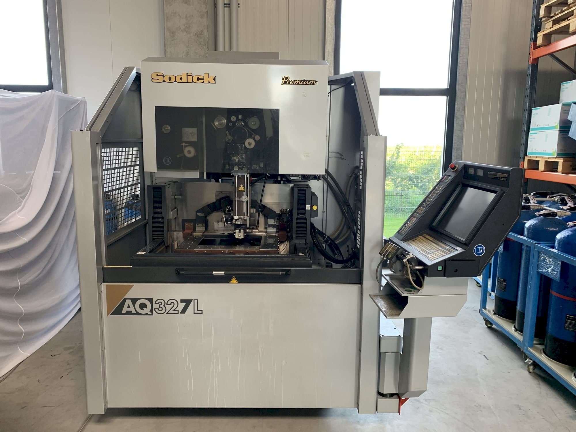 Koneen  Sodick AQ327L etunäkymä