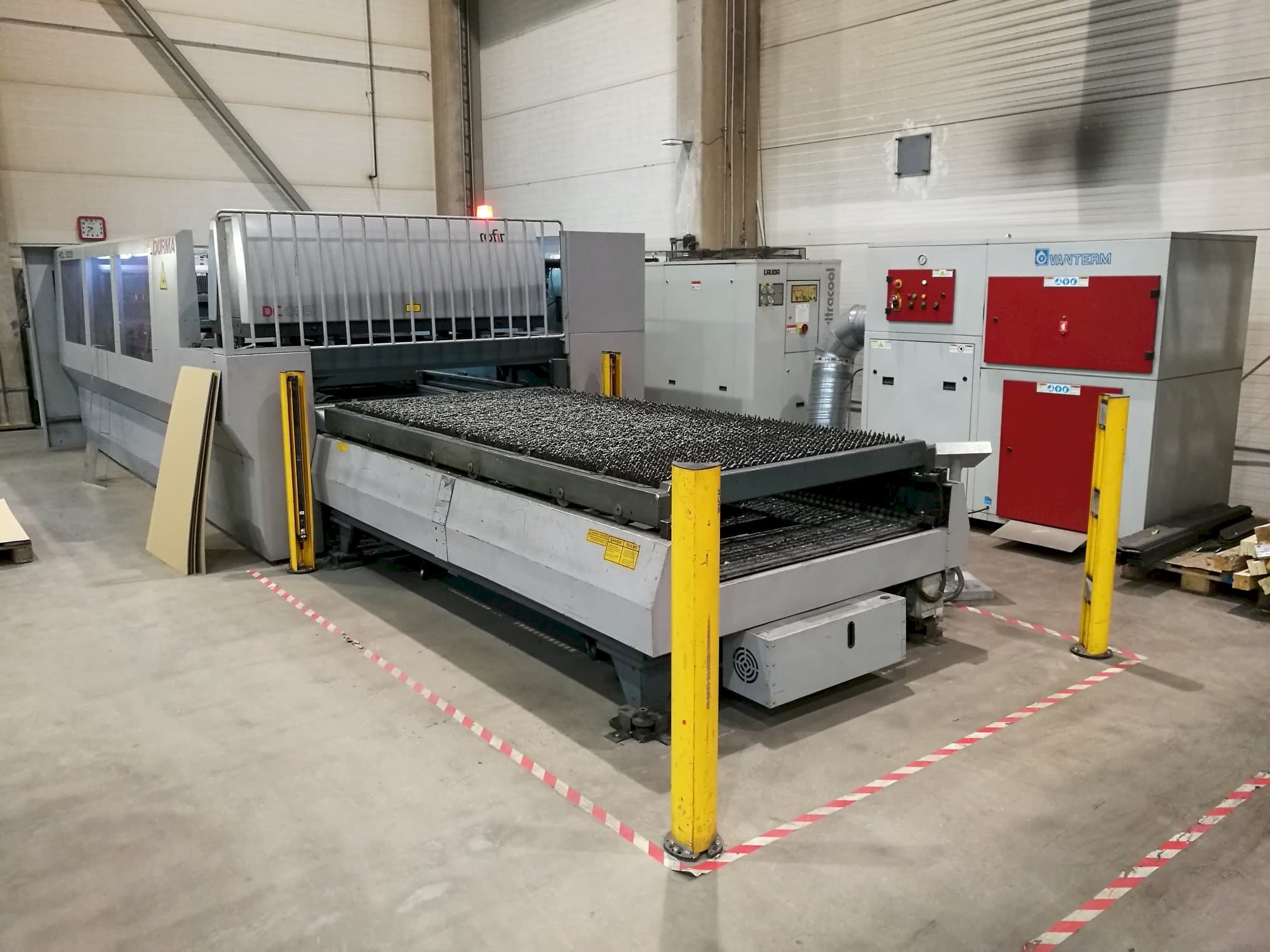 Koneen  Durma HDL 3015 vasemman sivun näkymä