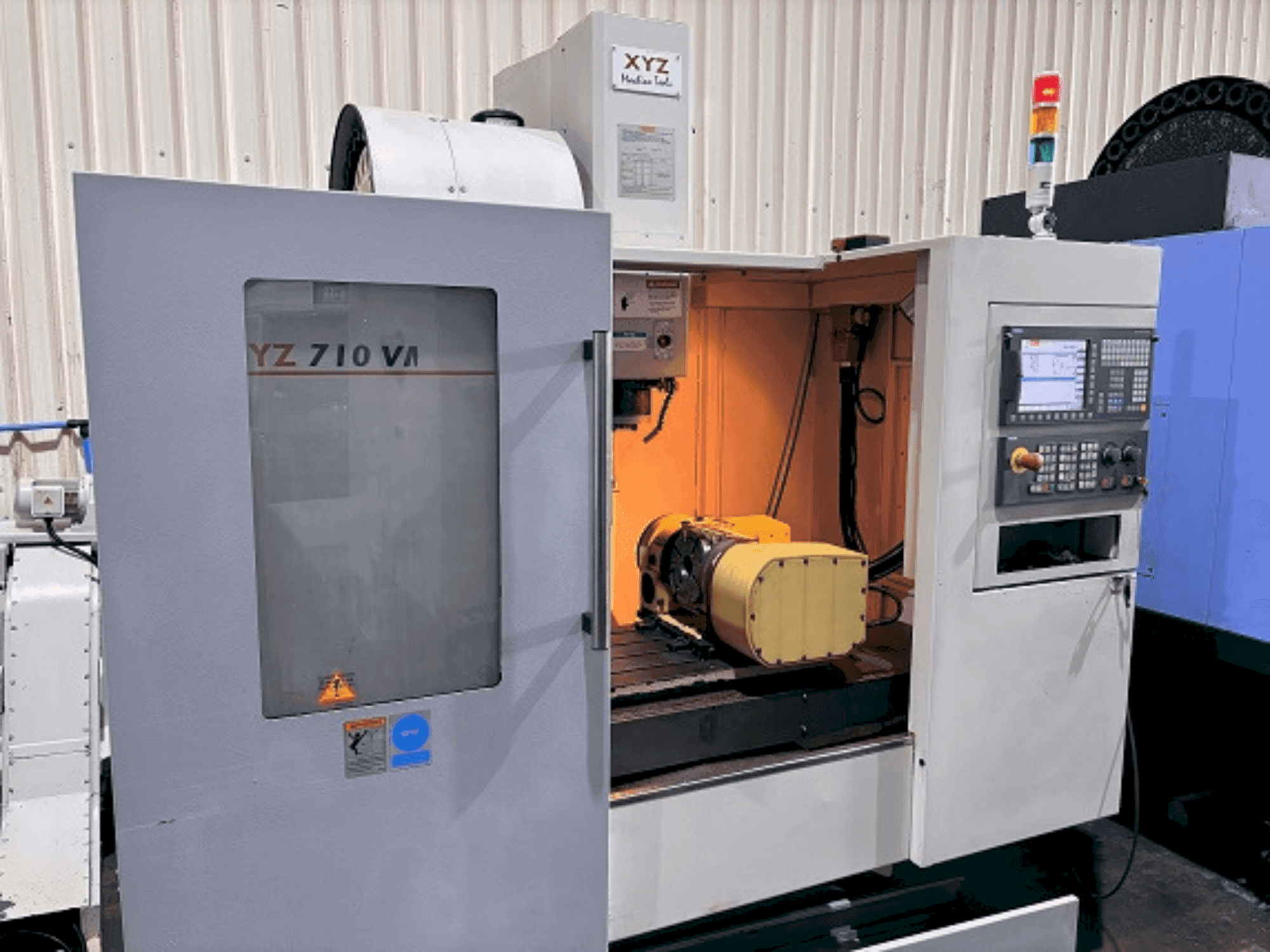 Koneen  XYZ 710 VMC etunäkymä