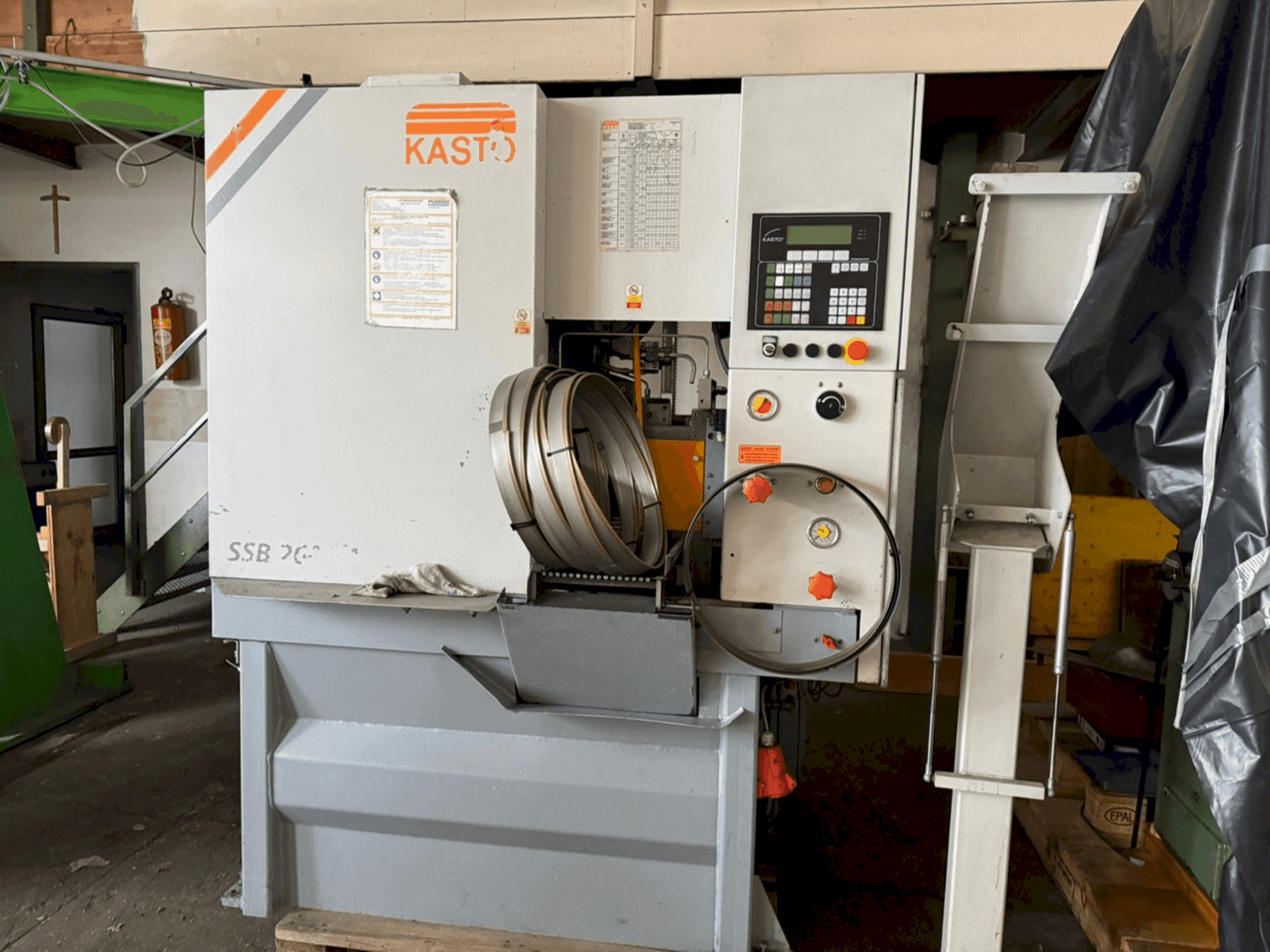 Koneen  KASTO SSB 260 VA-CC-CNC etunäkymä