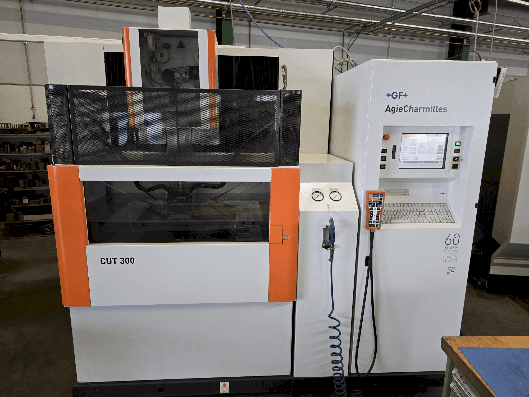 Koneen  AgieCharmilles CUT 300 etunäkymä