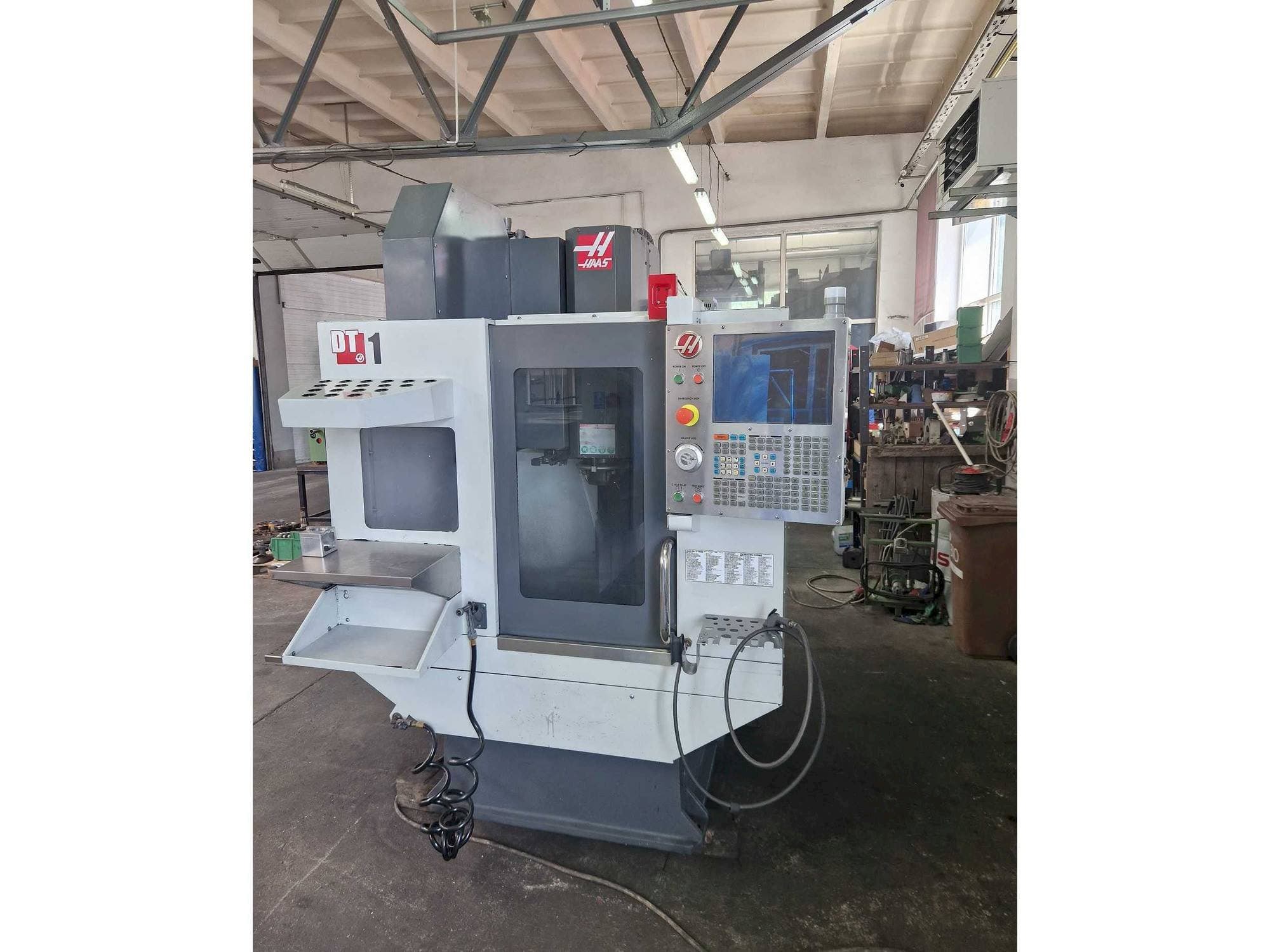 Koneen  HAAS DT-1 etunäkymä