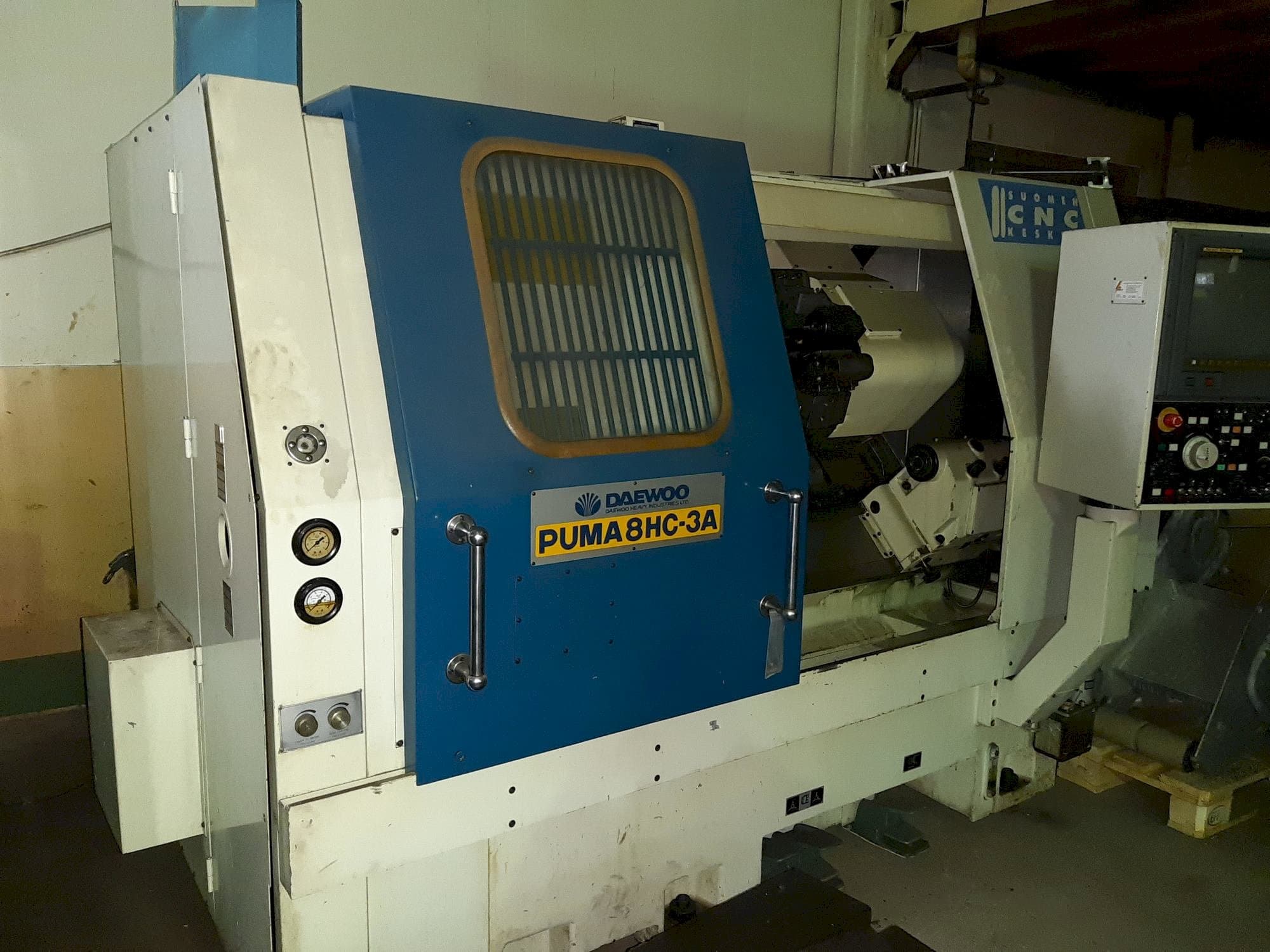 Koneen  DAEWOO PUMA 8HC-3A etunäkymä