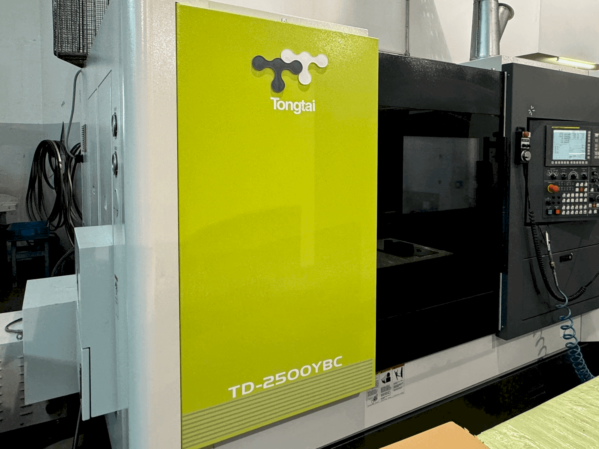 Koneen  Tongtai TD-2500YBC etunäkymä