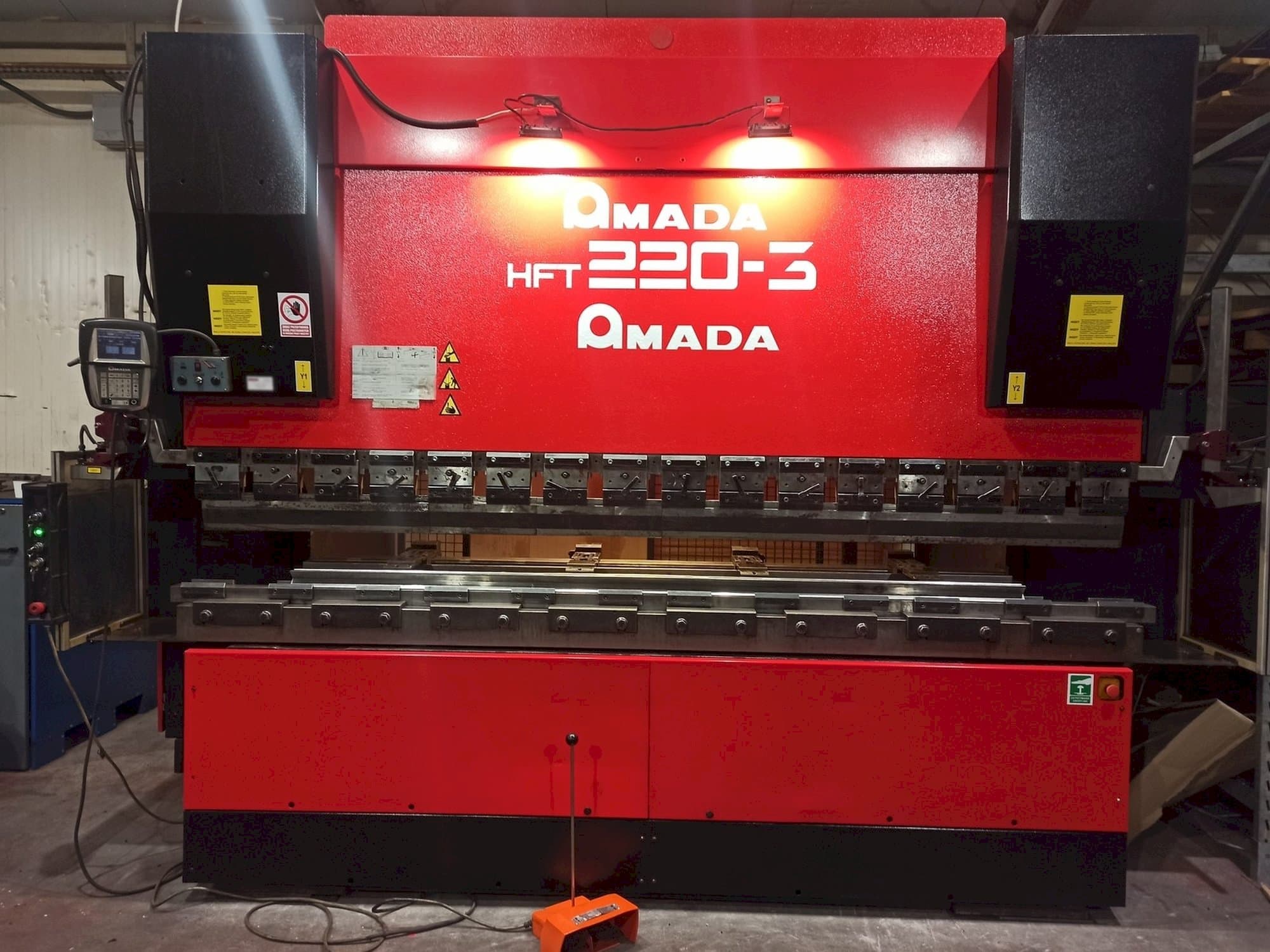 Koneen  AMADA HFT 220-3 etunäkymä