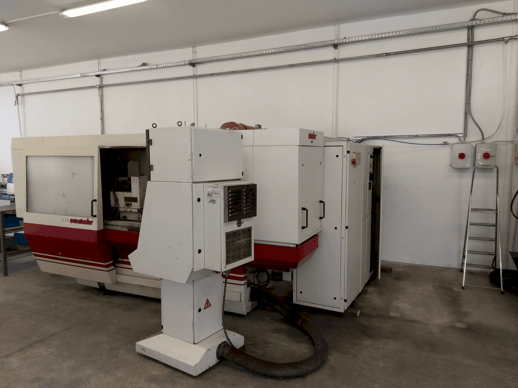 Koneen  STUDER  S40 etunäkymä