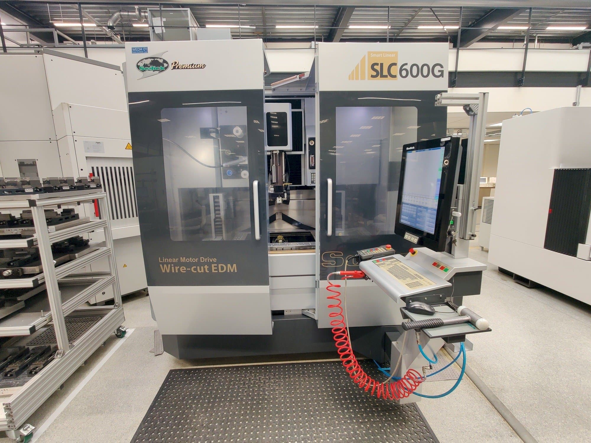 Koneen  Sodick SPW600 etunäkymä