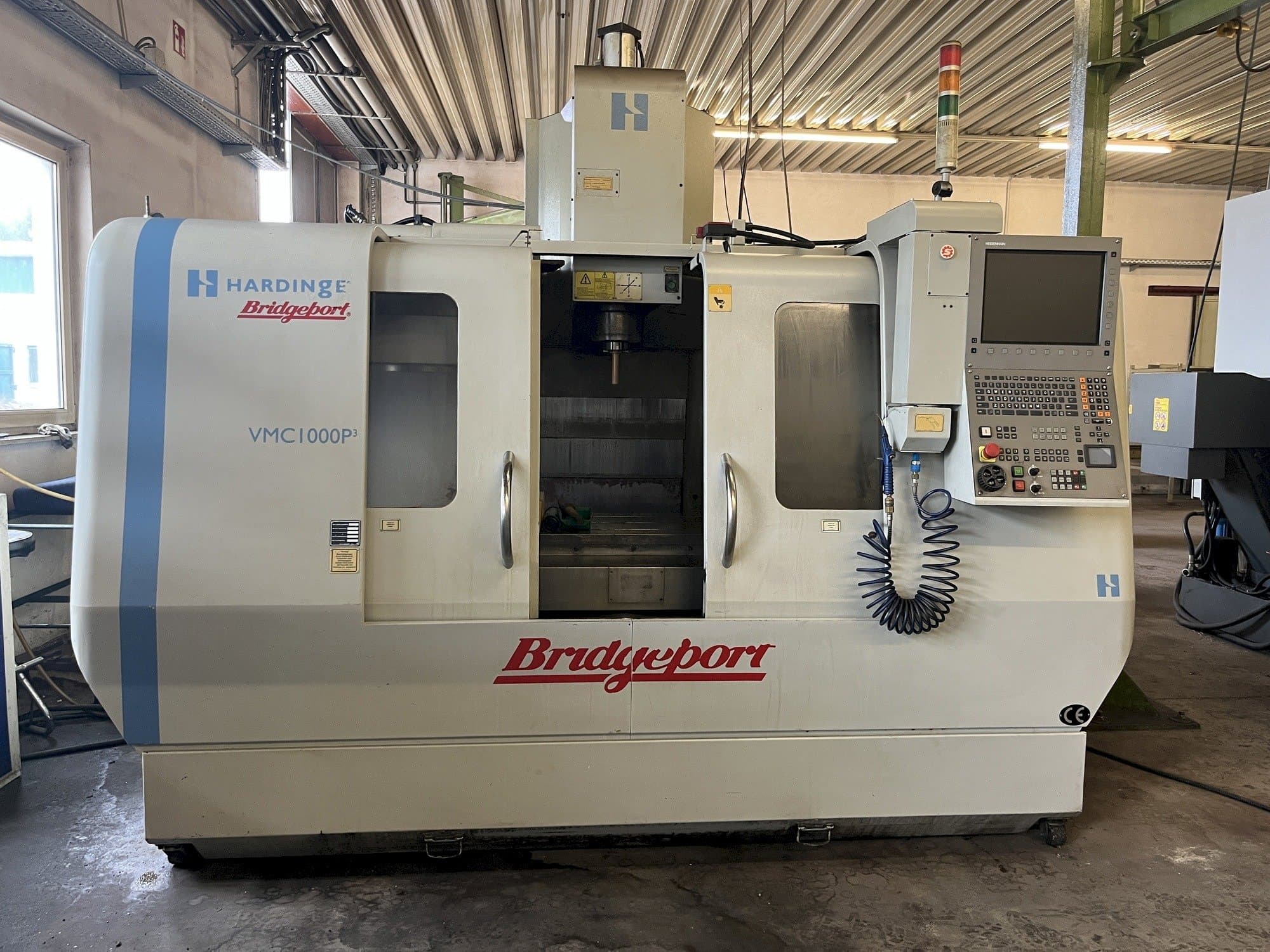 Koneen  Hardinge Bridgeport VMC 1000 P3 etunäkymä