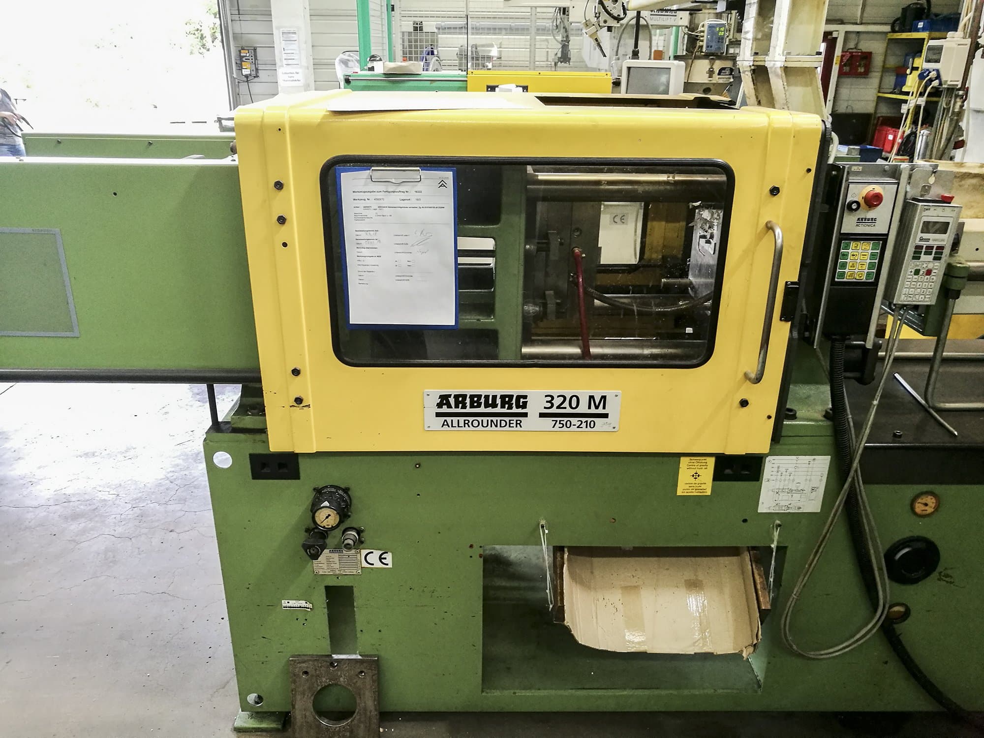 Koneen  Arburg etunäkymä 320M 750-210