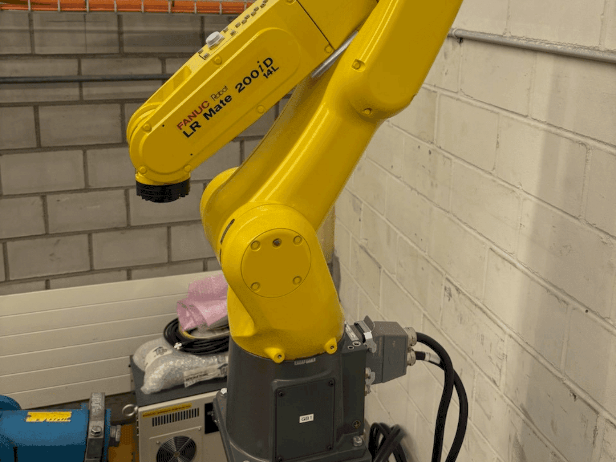 Koneen  FANUC LR Mate 200 iD 14L etunäkymä