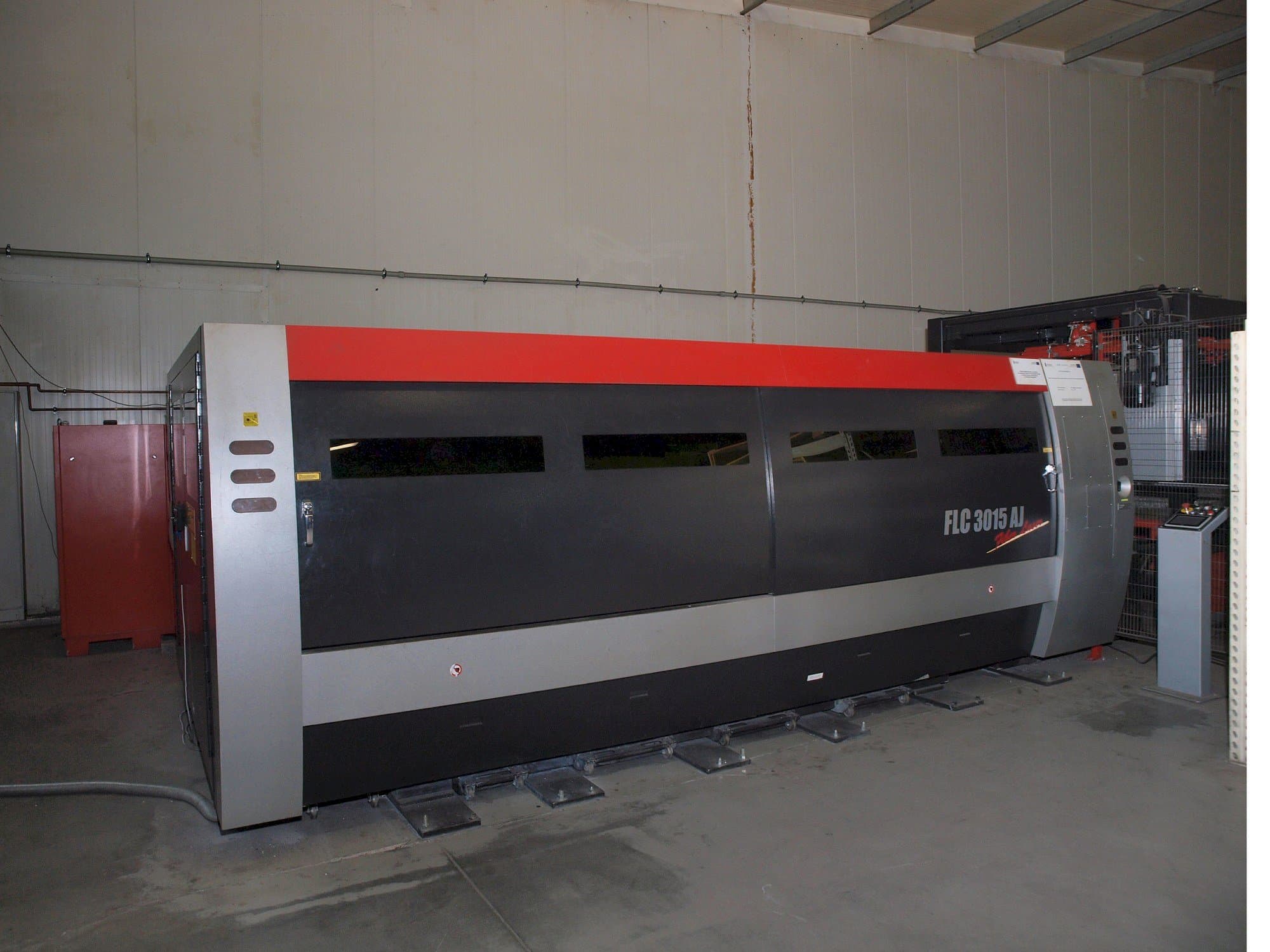 Koneen  AMADA LC-3015 AJ 2kW Fiber laser etunäkymä
