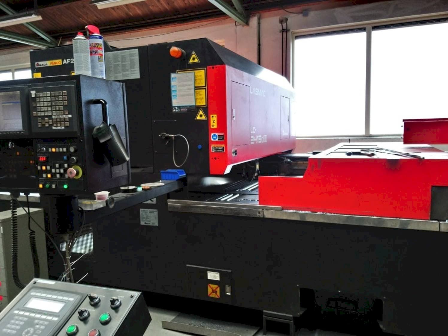 Koneen  AMADA LC2415 ALPHA III etunäkymä