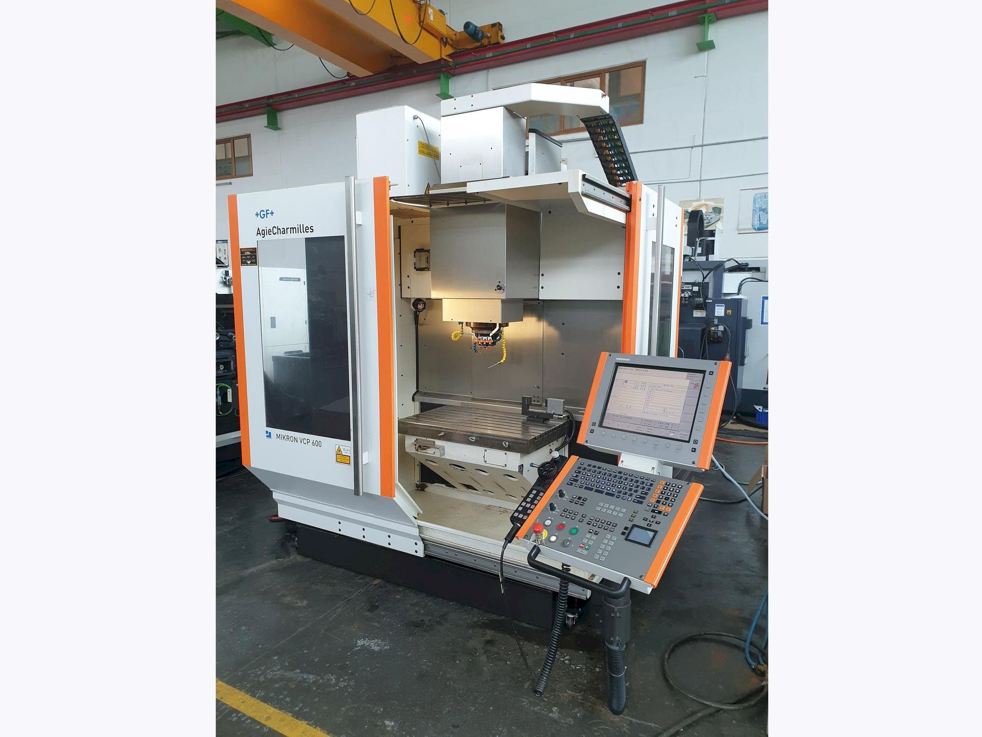 Koneen  MIKRON VCP 600 etunäkymä