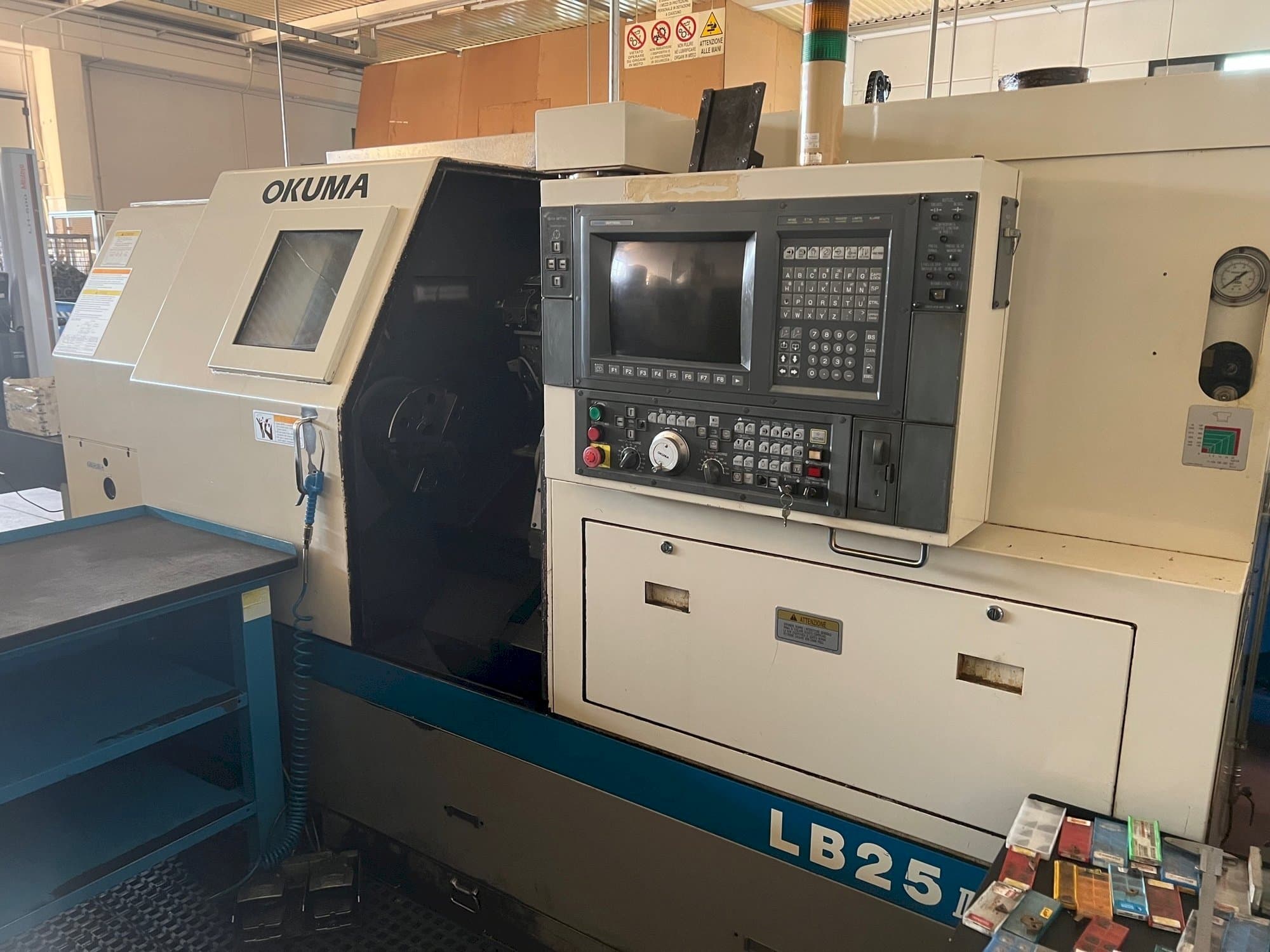Koneen  Okuma LB 25 II etunäkymä