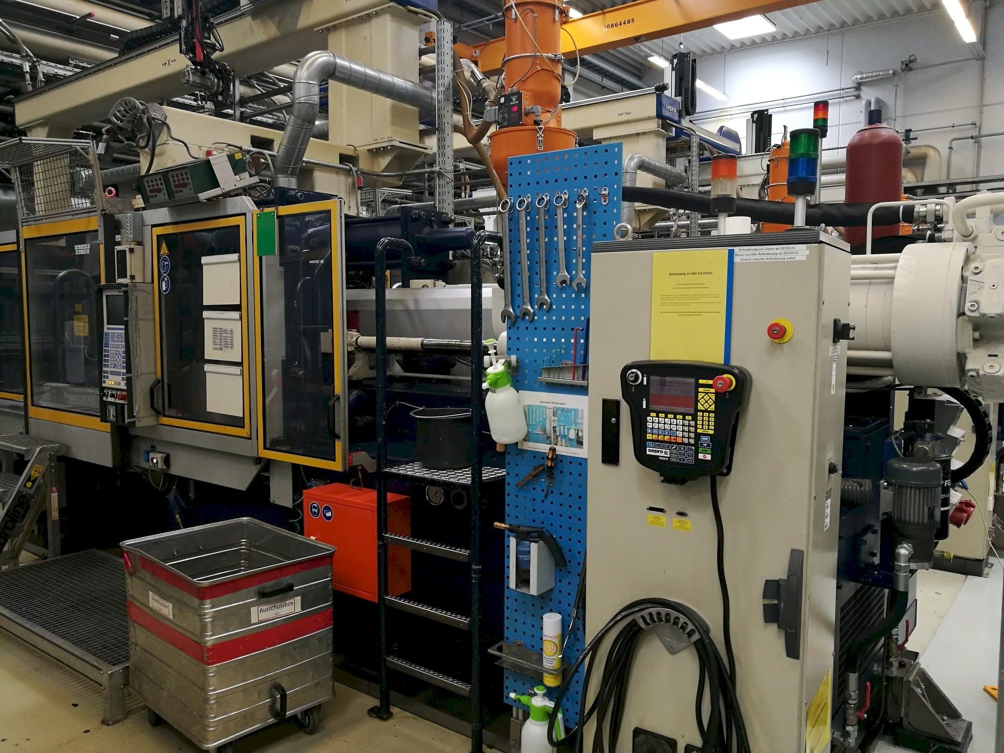 Koneen  Krauss Maffei 350-2700 C2 etunäkymä