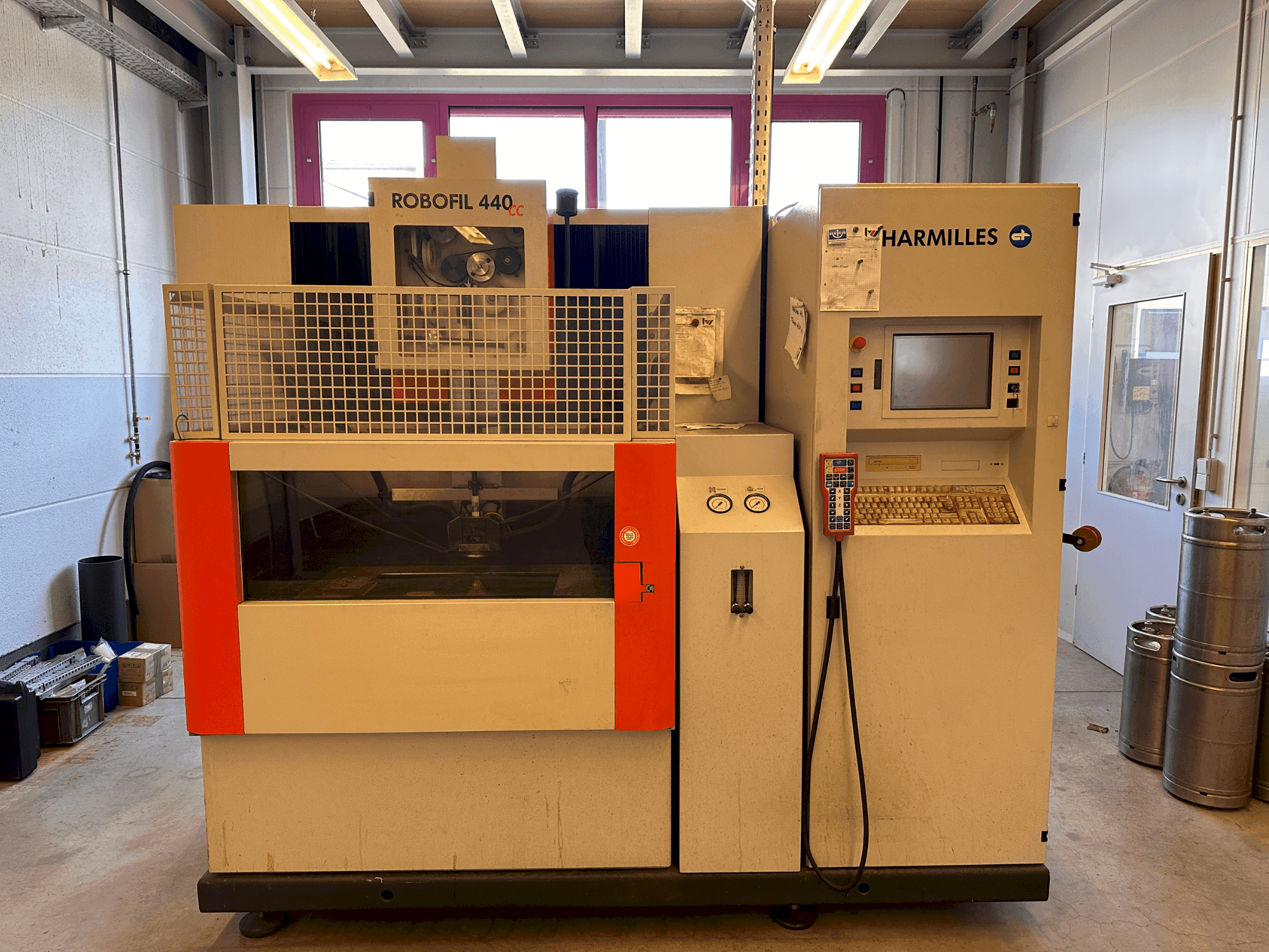 Koneen  CHARMILLES Robofil 440 CC etunäkymä