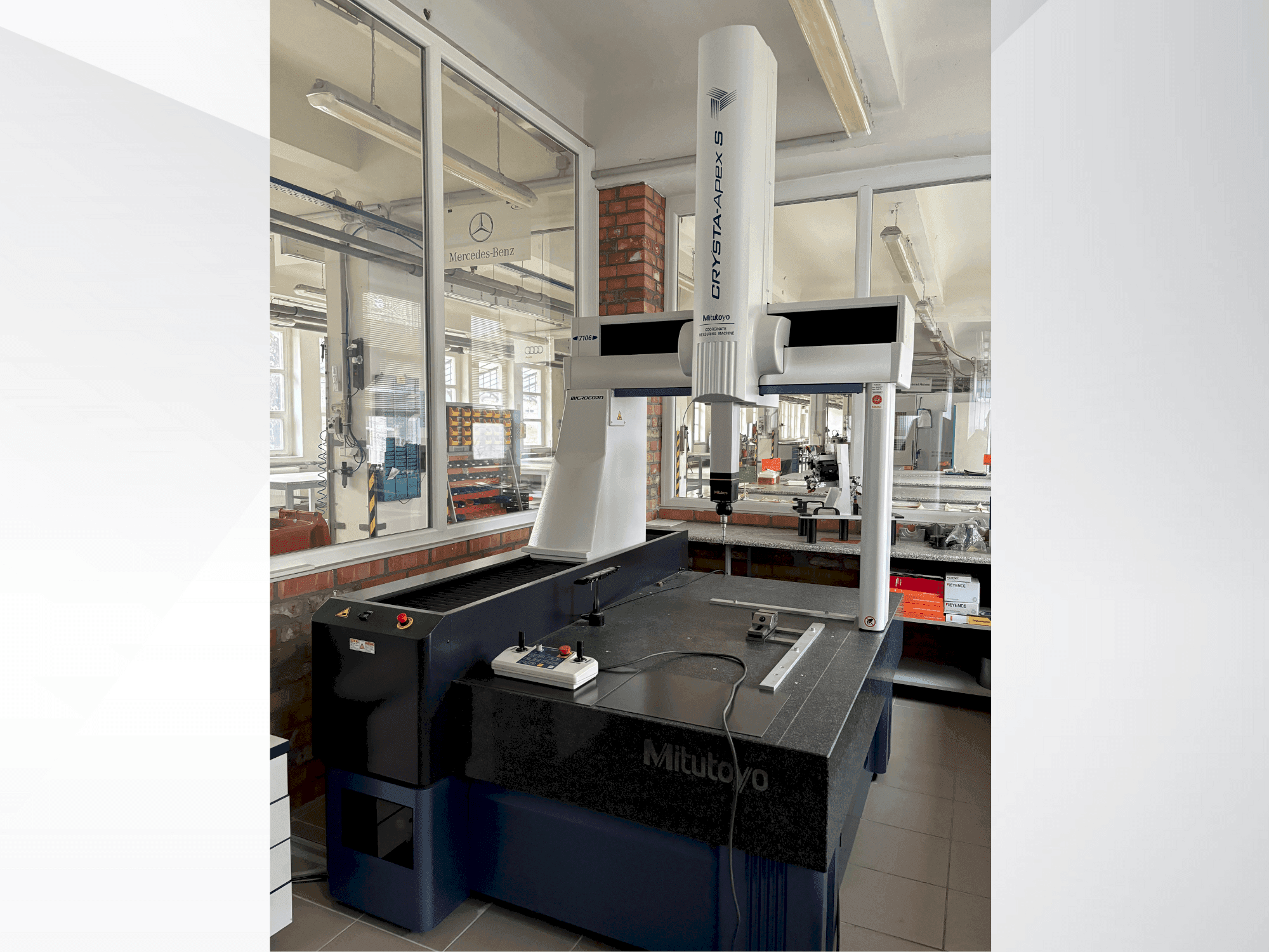 Koneen  Mitutoyo CRYSTA-Apex S7106 etunäkymä