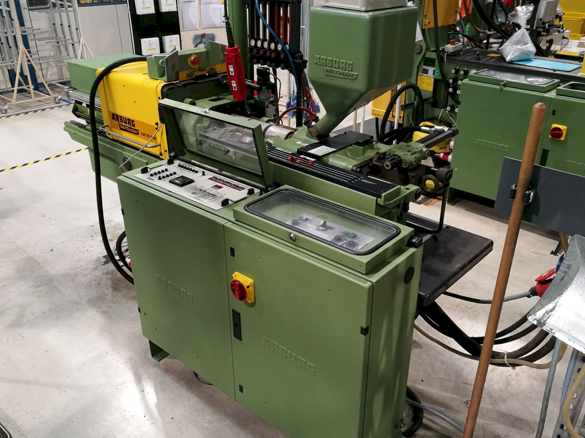 Koneen  Arburg oikea näkymä Allrounder 221-75-350