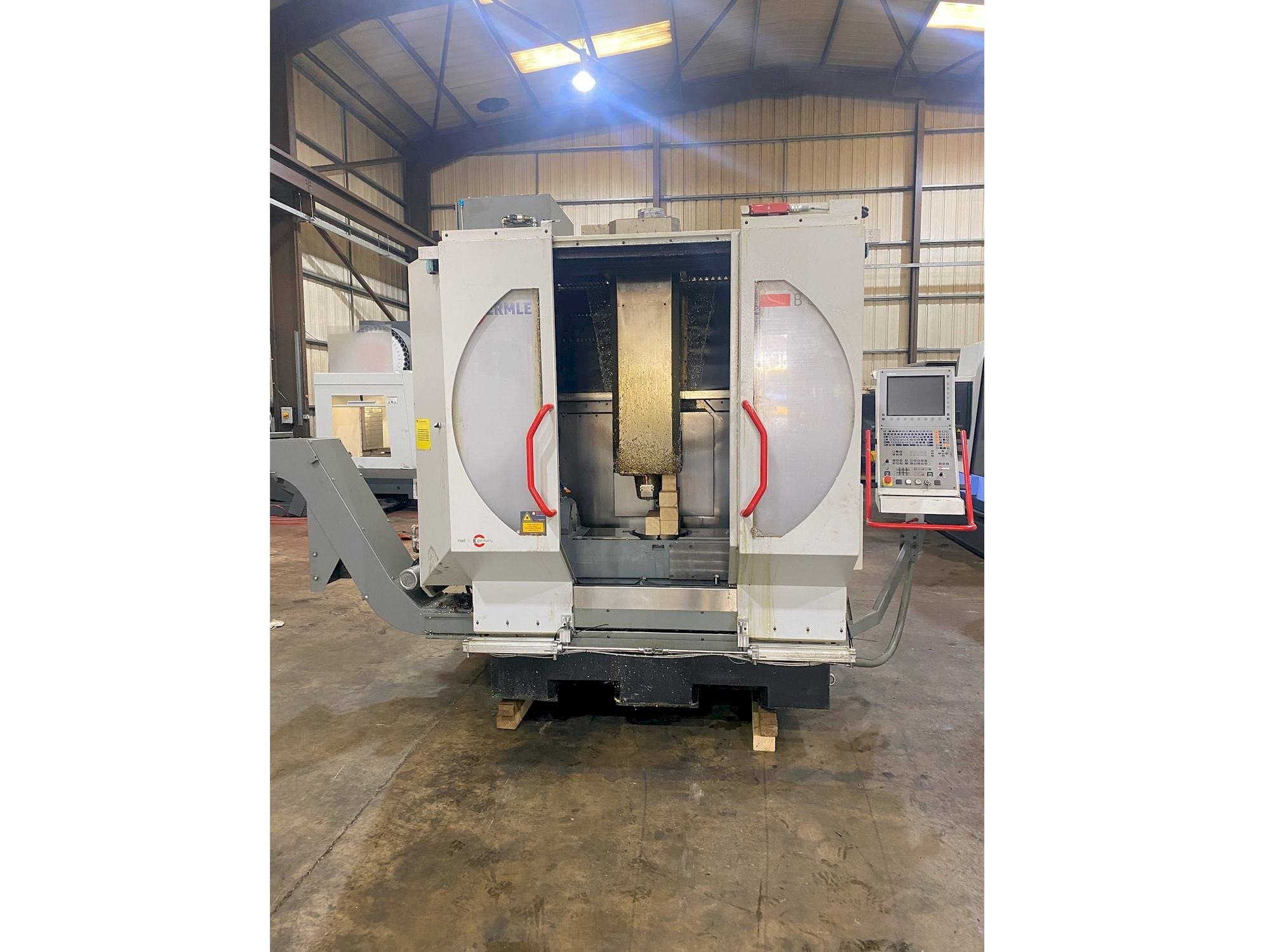 Koneen  HERMLE B 300 U etunäkymä