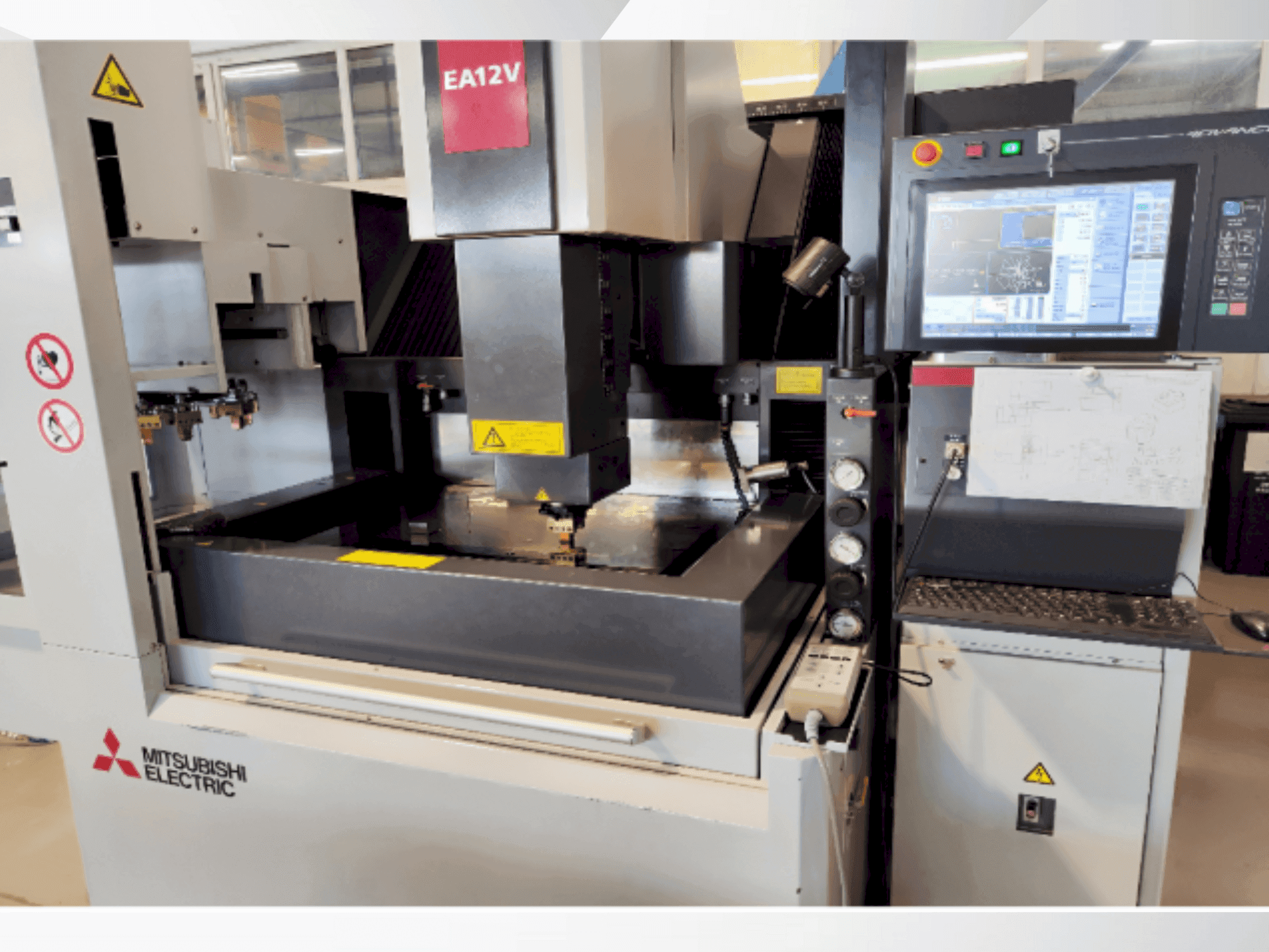 Koneen  Mitsubishi EA12VM ADVANCE etunäkymä