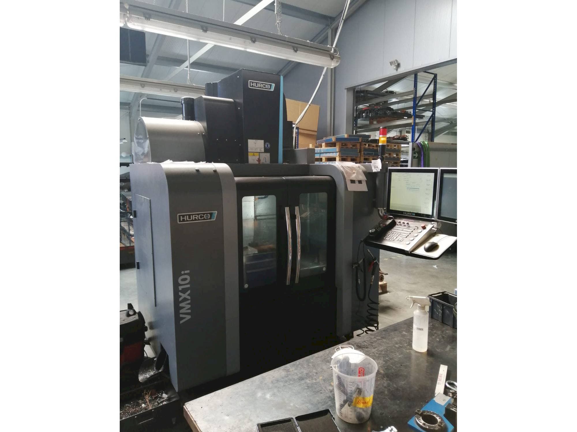 Koneen  Hurco VMX10i etunäkymä