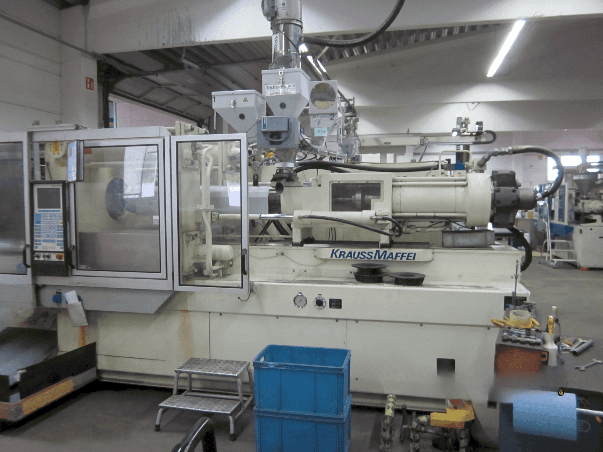 Koneen  Krauss Maffei 350-1900 C1 etunäkymä