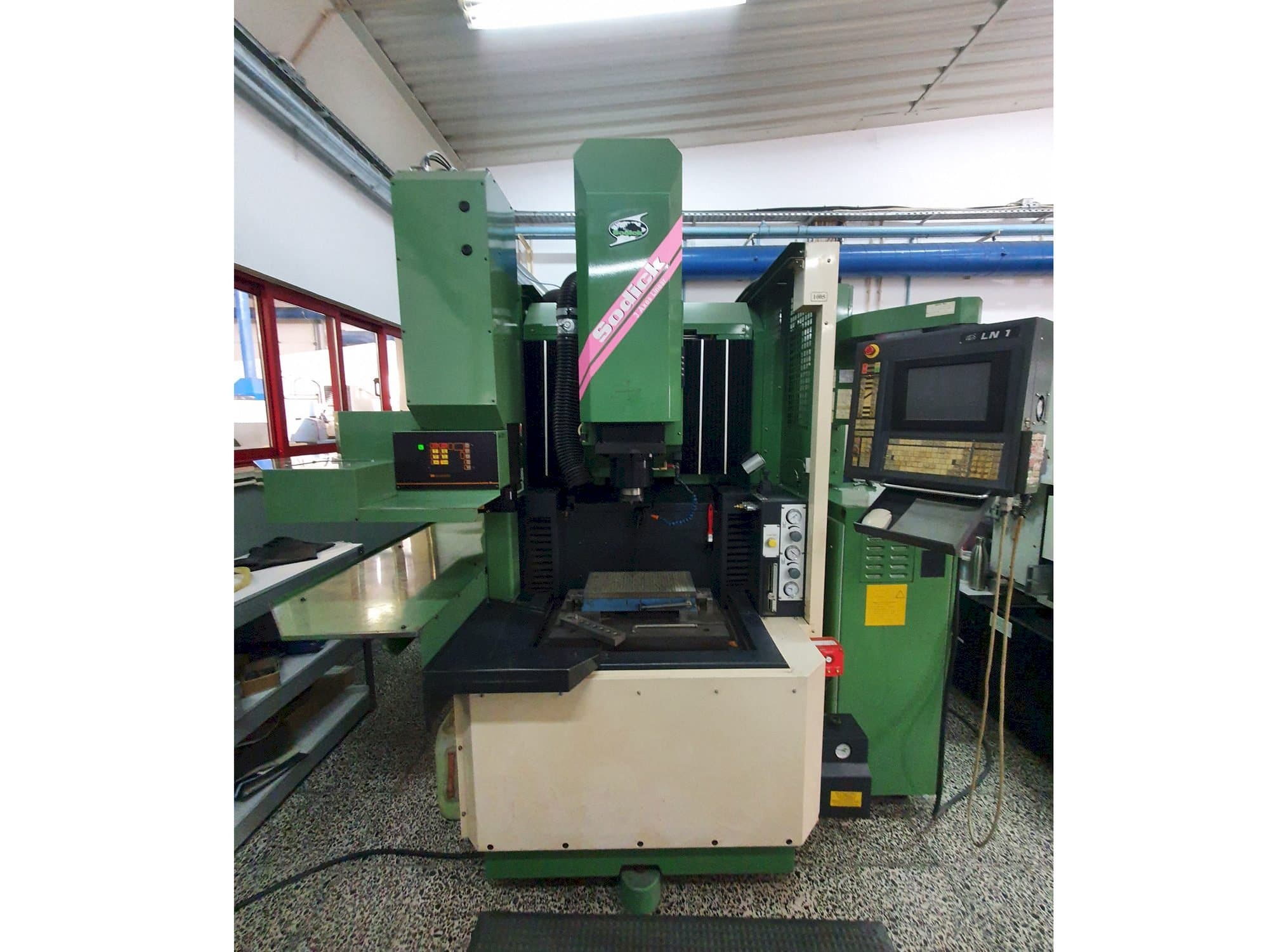 Koneen  Sodick AQ35L etunäkymä