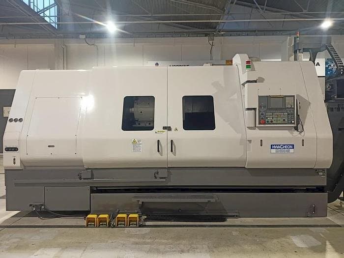 Koneen  HWACHEON HI-ECO 45 etunäkymä