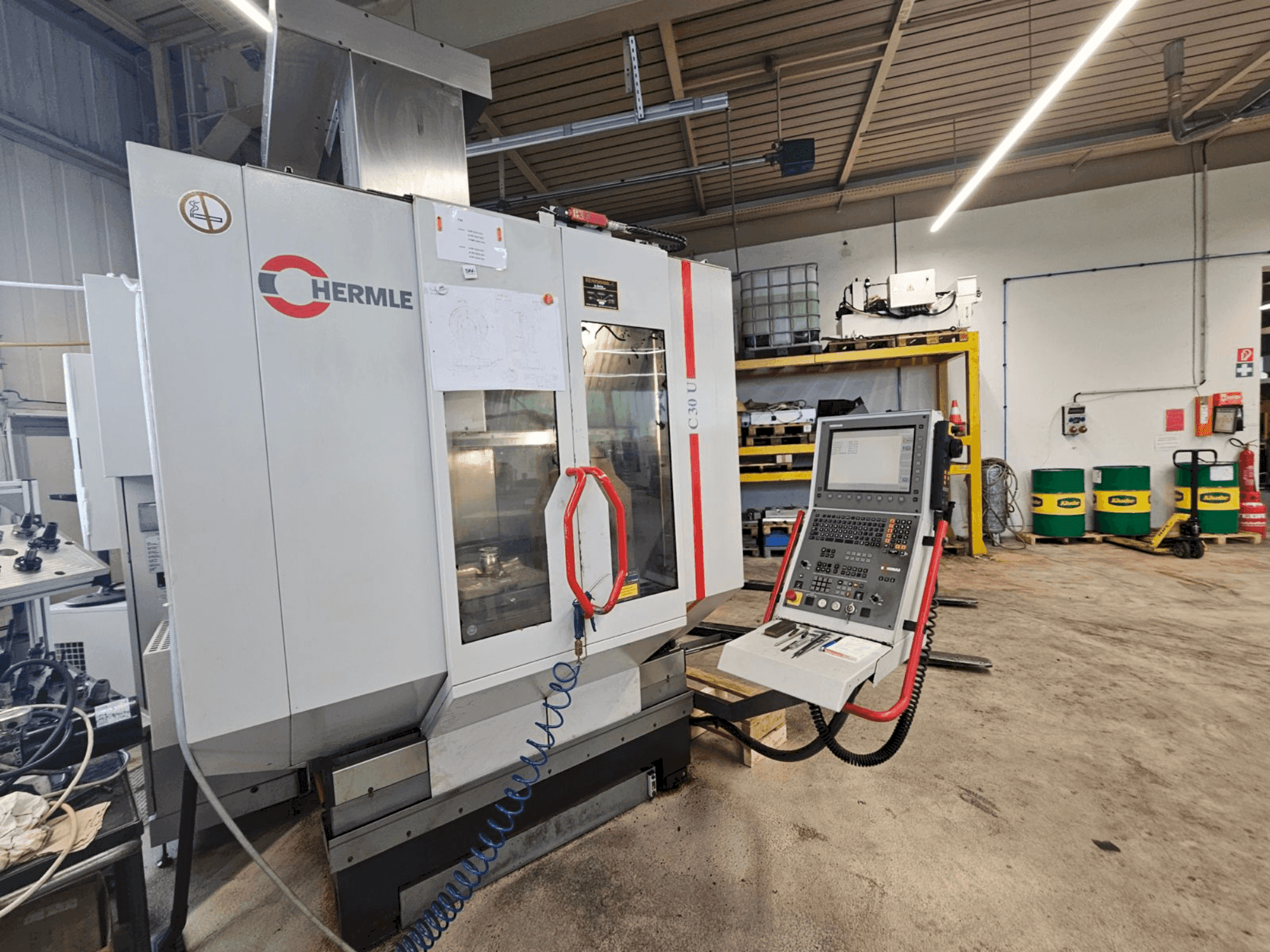 Koneen  HERMLE C 30 U etunäkymä